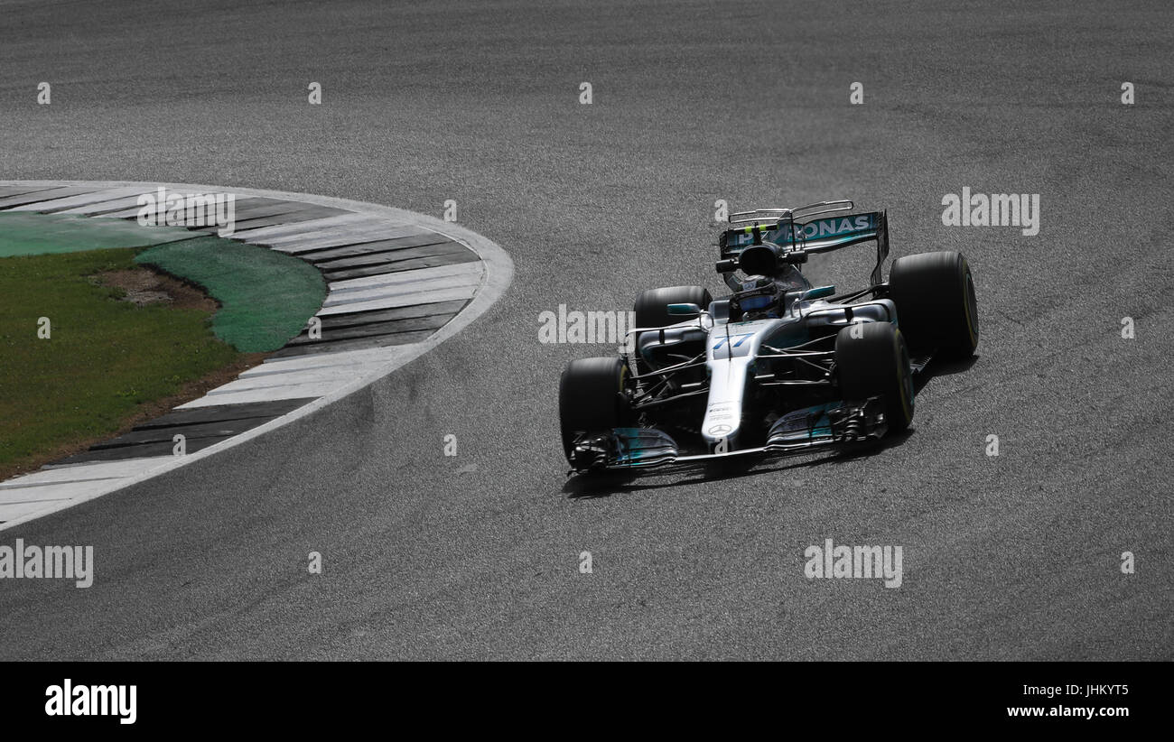 Mercedes' Valtteri Bottas während des zweiten Trainings des 2017 British Grand Prix in Silverstone, Towcester. PRESSEVERBAND Foto. Bild Datum: Freitag, 14. Juli 2017. Siehe PA Geschichte AUTO Briten. Bildnachweis sollte lauten: Tim Goode/PA Wire. Einschränkungen: Nur zur redaktionellen Verwendung. Kommerzielle Nutzung mit vorheriger Zustimmung von Teams. Stockfoto