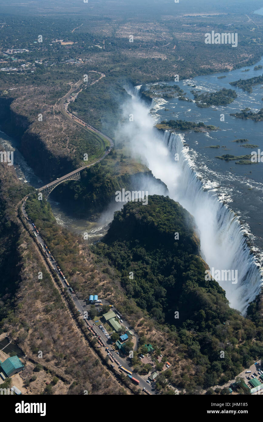Südliches Afrika, an der Grenze zwischen Sambia und Simbabwe. Livingston, Sambia und Viktoriafälle, Simbabwe. Luftaufnahme von Victoria Falls und Victor Stockfoto