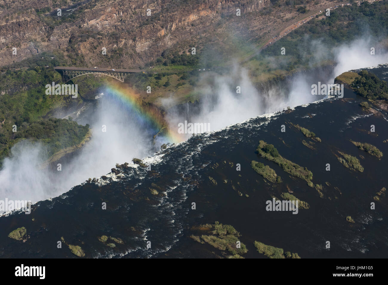 Südliches Afrika, an der Grenze zwischen Sambia und Simbabwe. Livingston, Sambia und Viktoriafälle, Simbabwe. Luftaufnahme von Victoria Falls und Victor Stockfoto