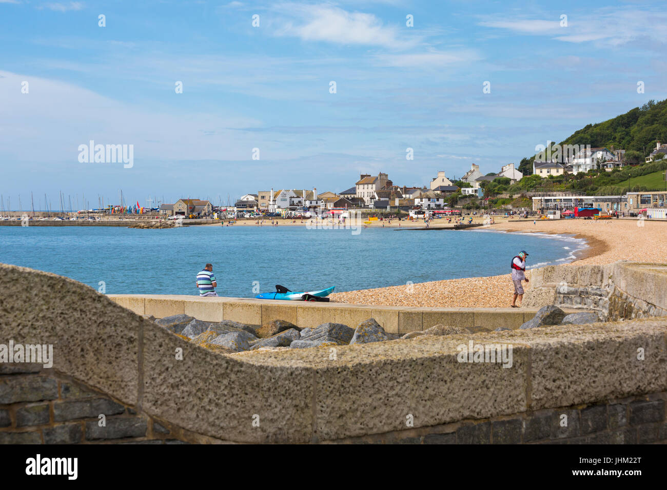 Blick auf die Bucht von Lyme und die Strandstadt Lyme Regis im Juli im Lyme Regis, Dorset UK Stockfoto