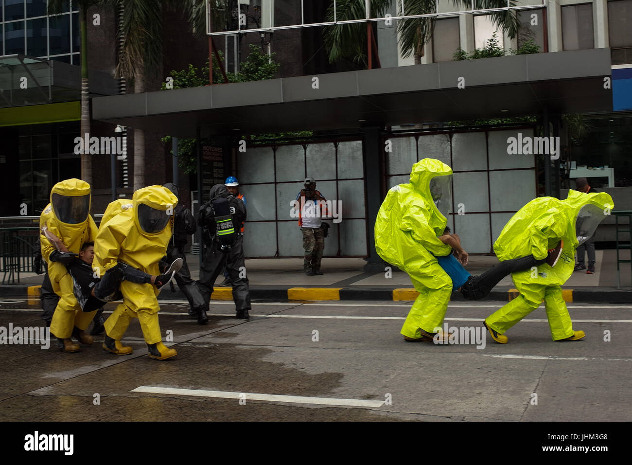 Philippinen. 14. Juli 2017. Rettungskräfte tragen mock Opfer einer Chlor-Gas-Attacke während einer Anti-Terror-Drill in Pasig City, östlich von Manila, Philippinen am Freitag, 14. Juli 2017. Die lokale Regierung von Pasig City hielt seine erste Anti-Terror-Bohrer, seine Fähigkeiten bei einem Terroranschlag in der Stadt zu präsentieren. Bildnachweis: Richard James M. Mendoza/Pacific Presse/Alamy Live-Nachrichten Stockfoto