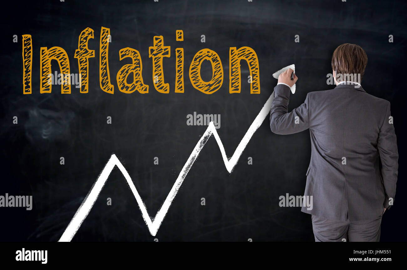 Geschäftsmann schreibt Inflation auf Blackboard-Konzept. Stockfoto