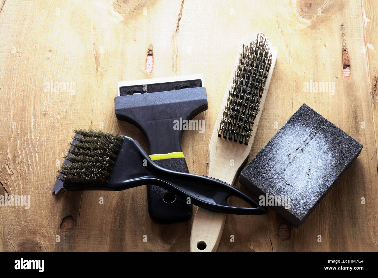 Schleifen von Werkzeugen auf hölzernen Hintergrund Stockfotografie - Alamy