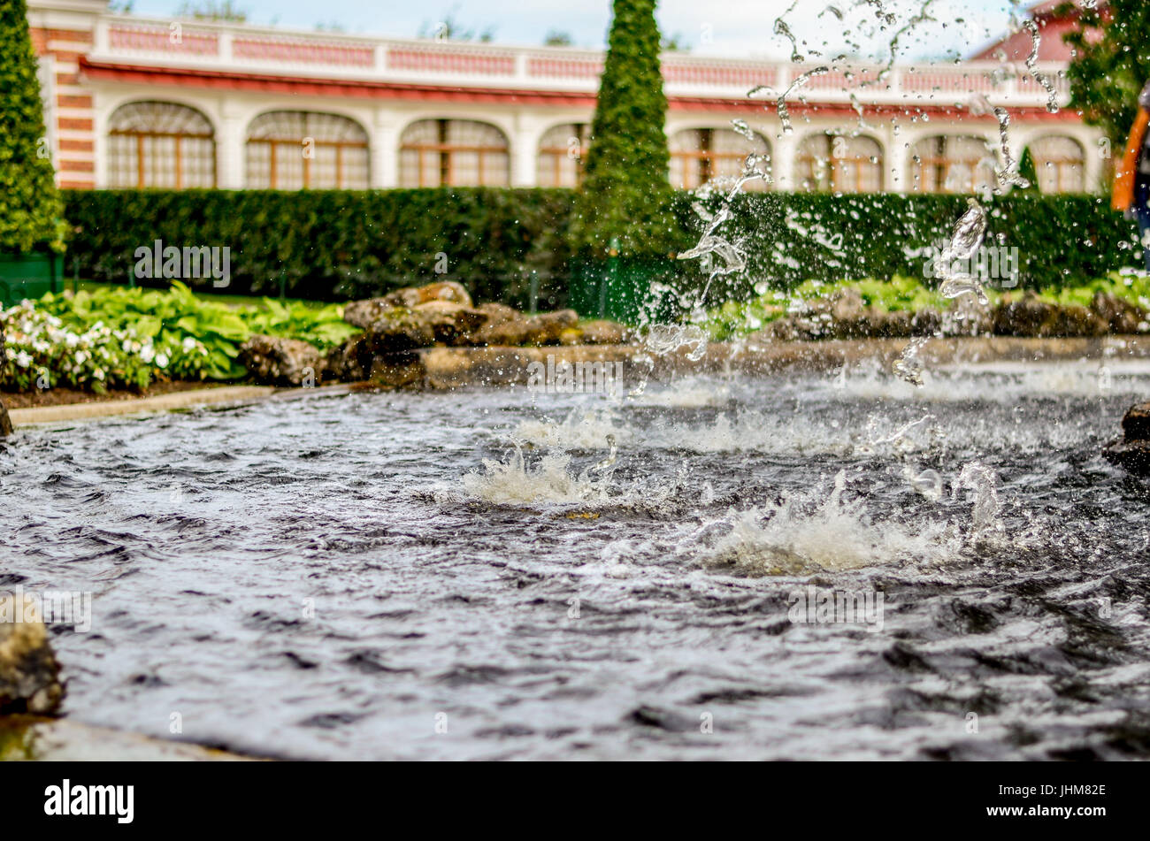 Wasser aus einem Brunnen fallen Stockfoto