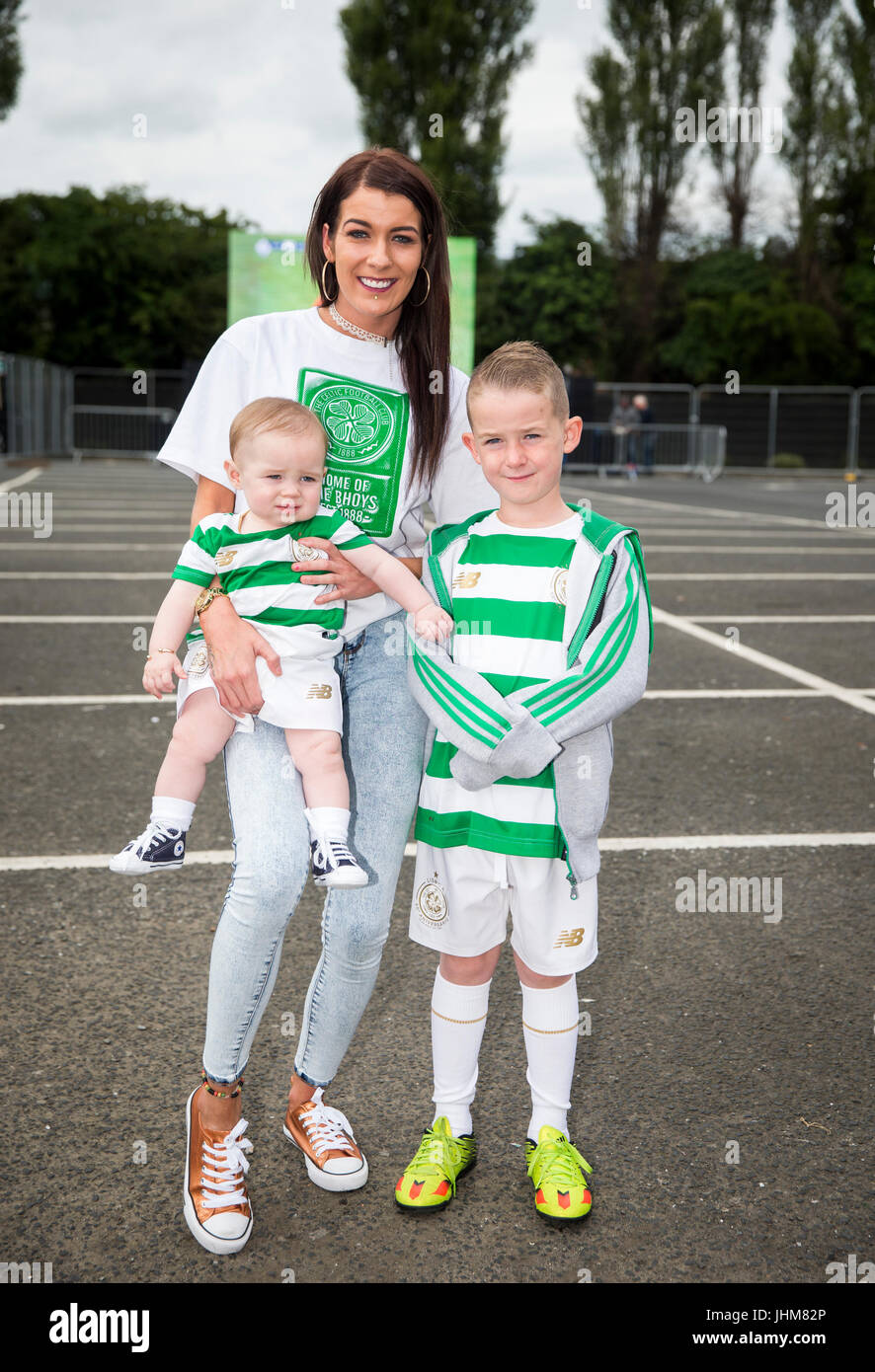 Celtic-fans mit ihrem Sohn Darraigh Bunting (8 Monate) und ihr Bruder Paul Hasty (8) bei den Celtic-Fanzone am Devenish Komplex in West Belfast Alice-Lee Bunting. Stockfoto