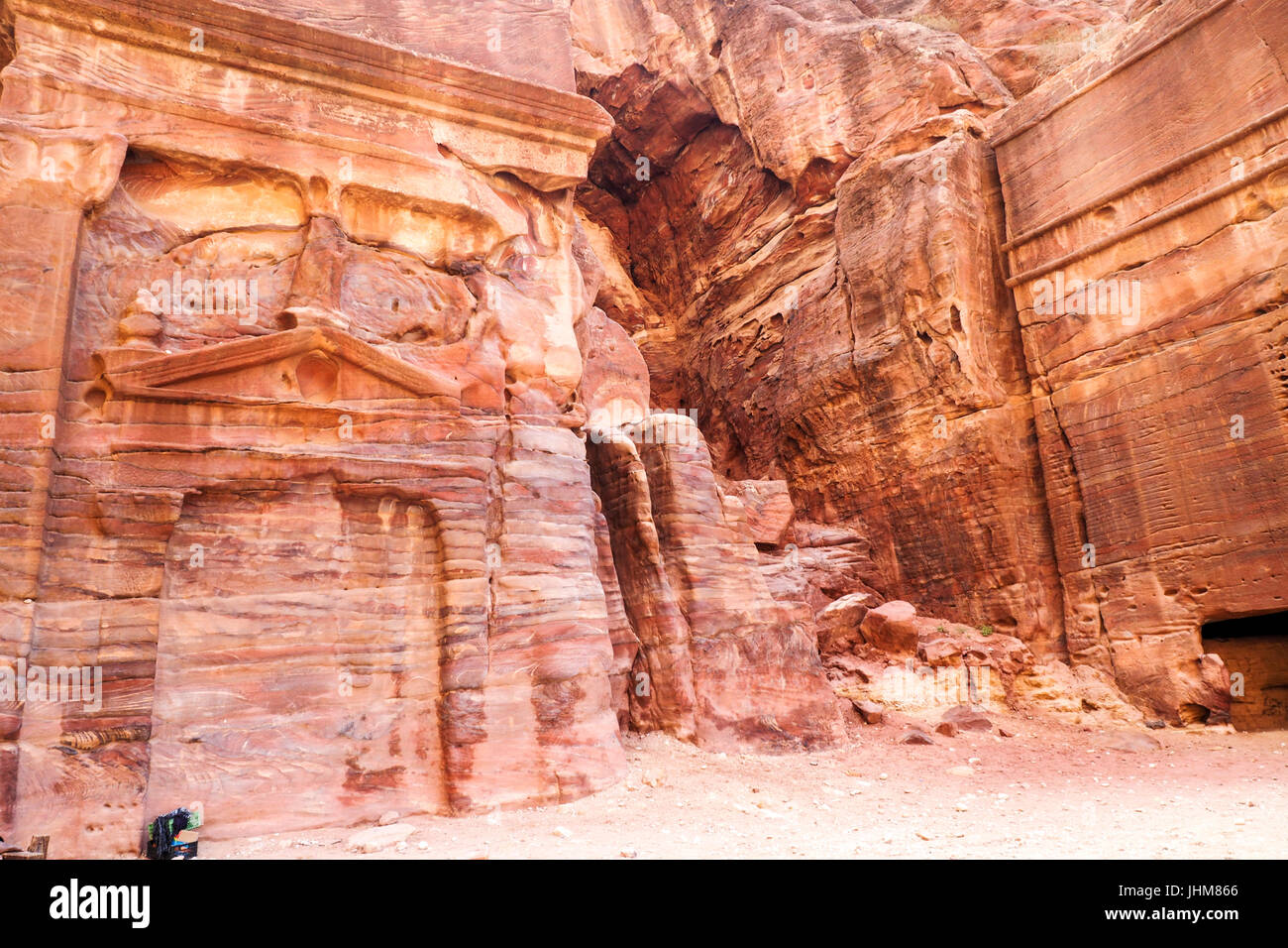 Antike nabatäische Ruinen geschnitzt in den Klippen von Petra, Jordanien. Stockfoto