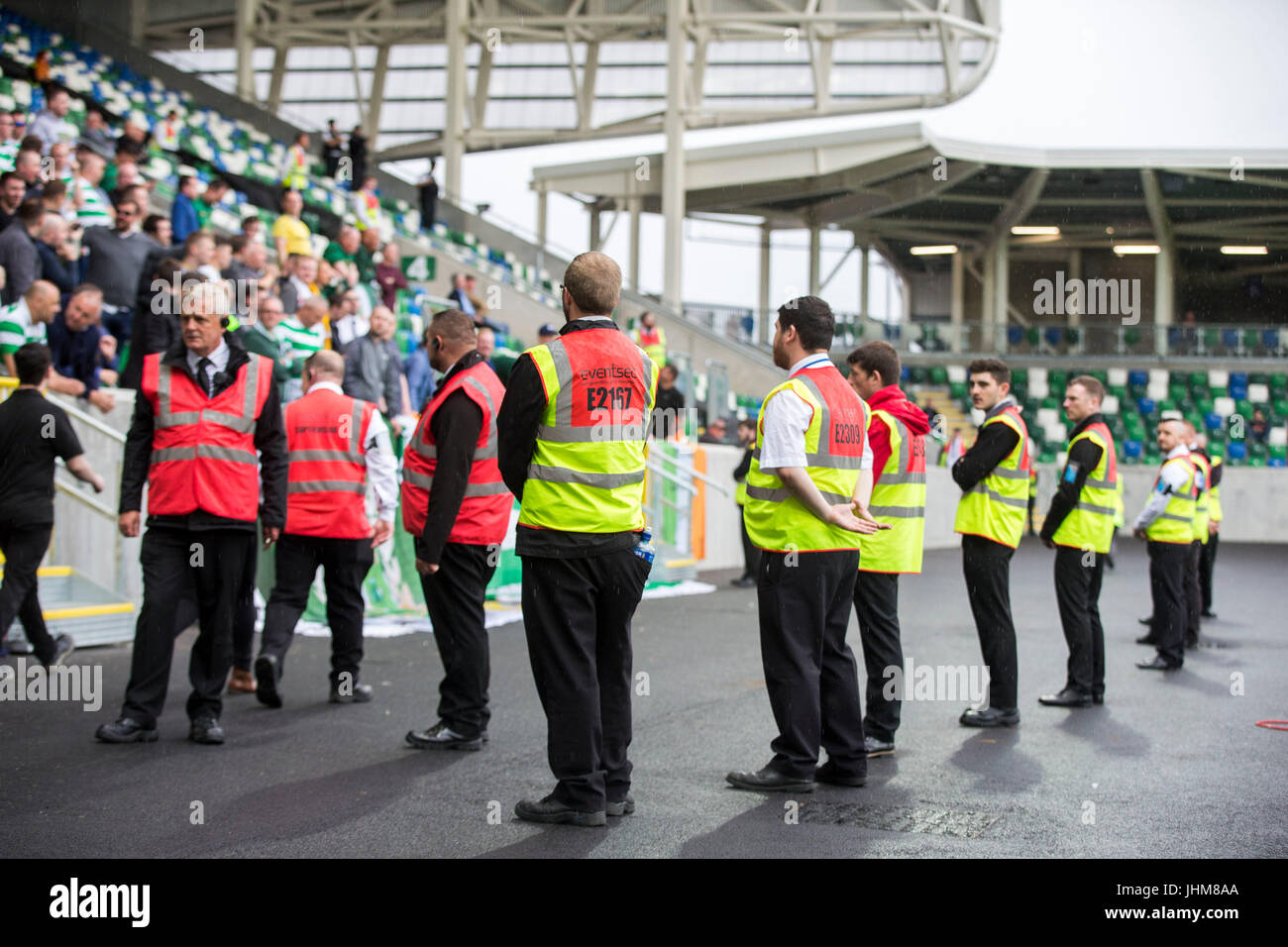 Sicherheitspersonal überwacht während der UEFA Champions League Qualifikationsspiel, zweite Runde, Hinspiel im Windsor Park, Belfast Celtic-Fans. Stockfoto