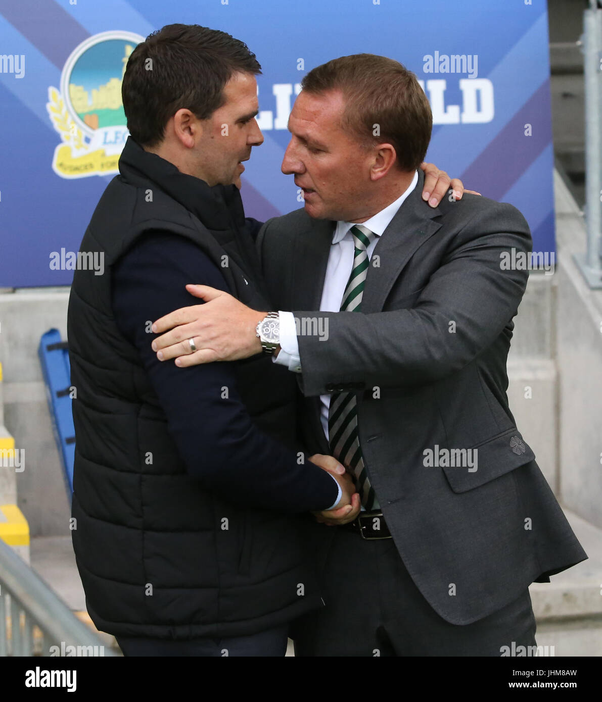 Linfield Manager David Healy und keltische Manager Brendan Rodgers (rechts) während der UEFA Champions League Qualifikation, 2. Runde, Hinspiel entsprechen im Windsor Park, Belfast. Stockfoto