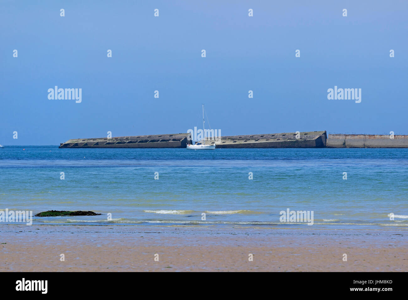 ARROMANCHES, FRANKREICH - JUNI 2014; Reste von den temporären Hafen während des zweiten Weltkrieges verwendet. Stockfoto