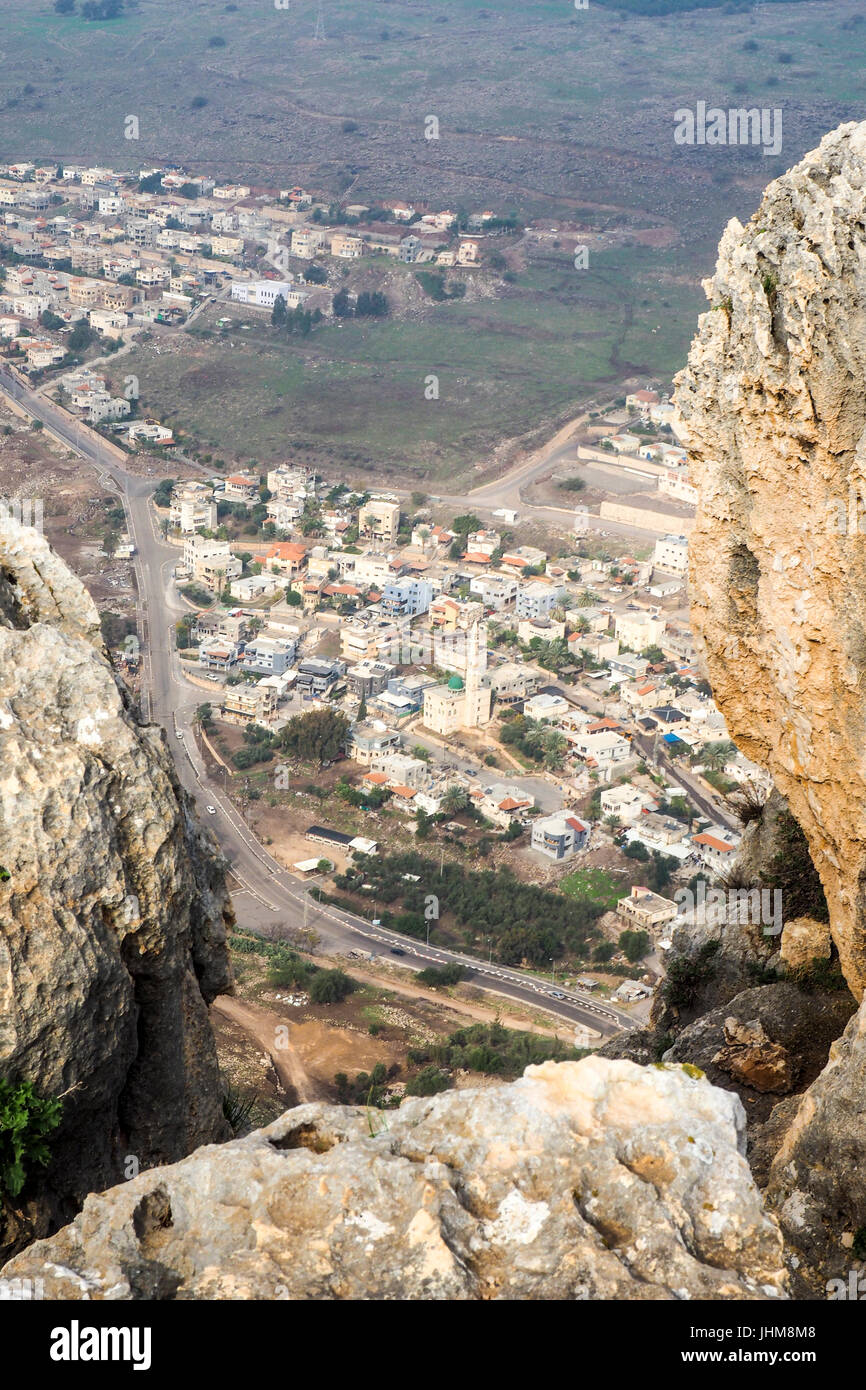 Blick auf den Ort von Hamaam vom Berg Arbel, Israel. Stockfoto