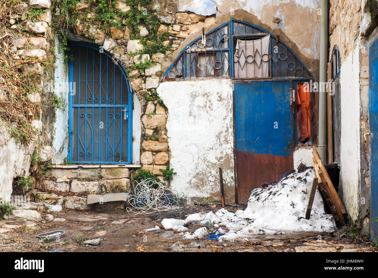 Einen kleinen Innenhof einer Wohnung gebaut von Jerusalem Stein in Safed, Israel. Stockfoto