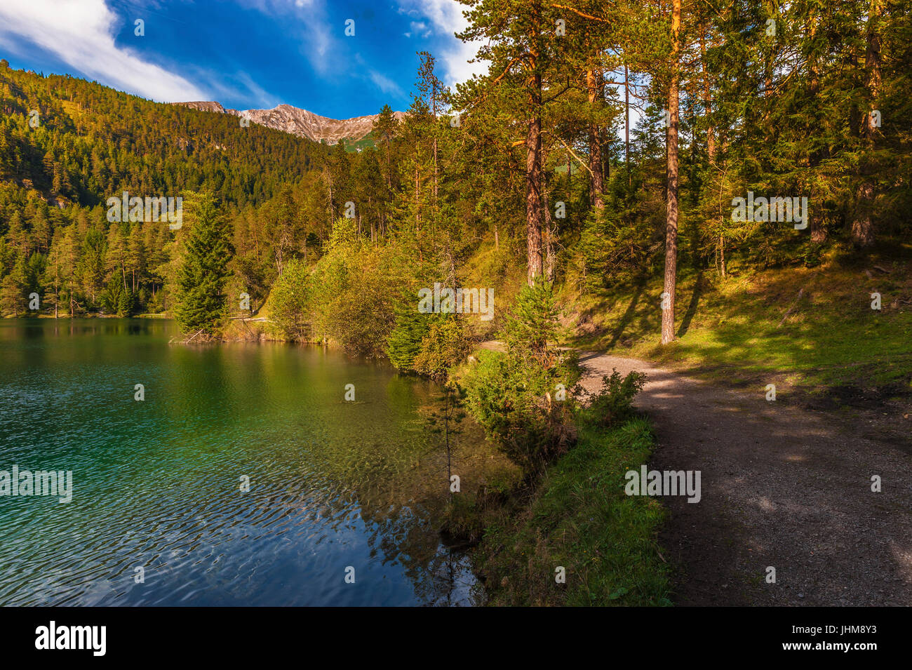 Helle Farben der Herbst n österreichischen Alpenseen Stockfoto