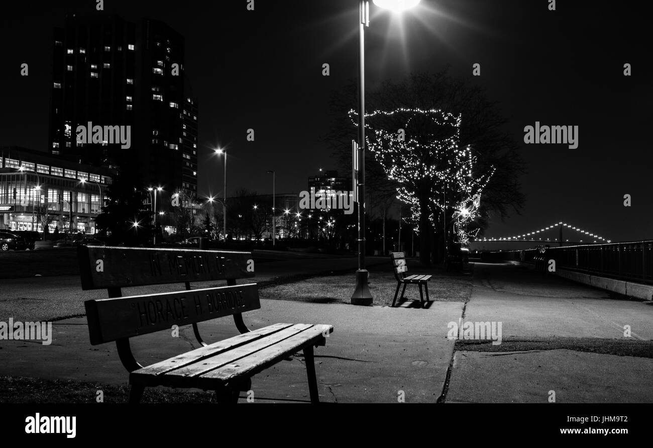 Bank in der Abenddämmerung Stockfoto