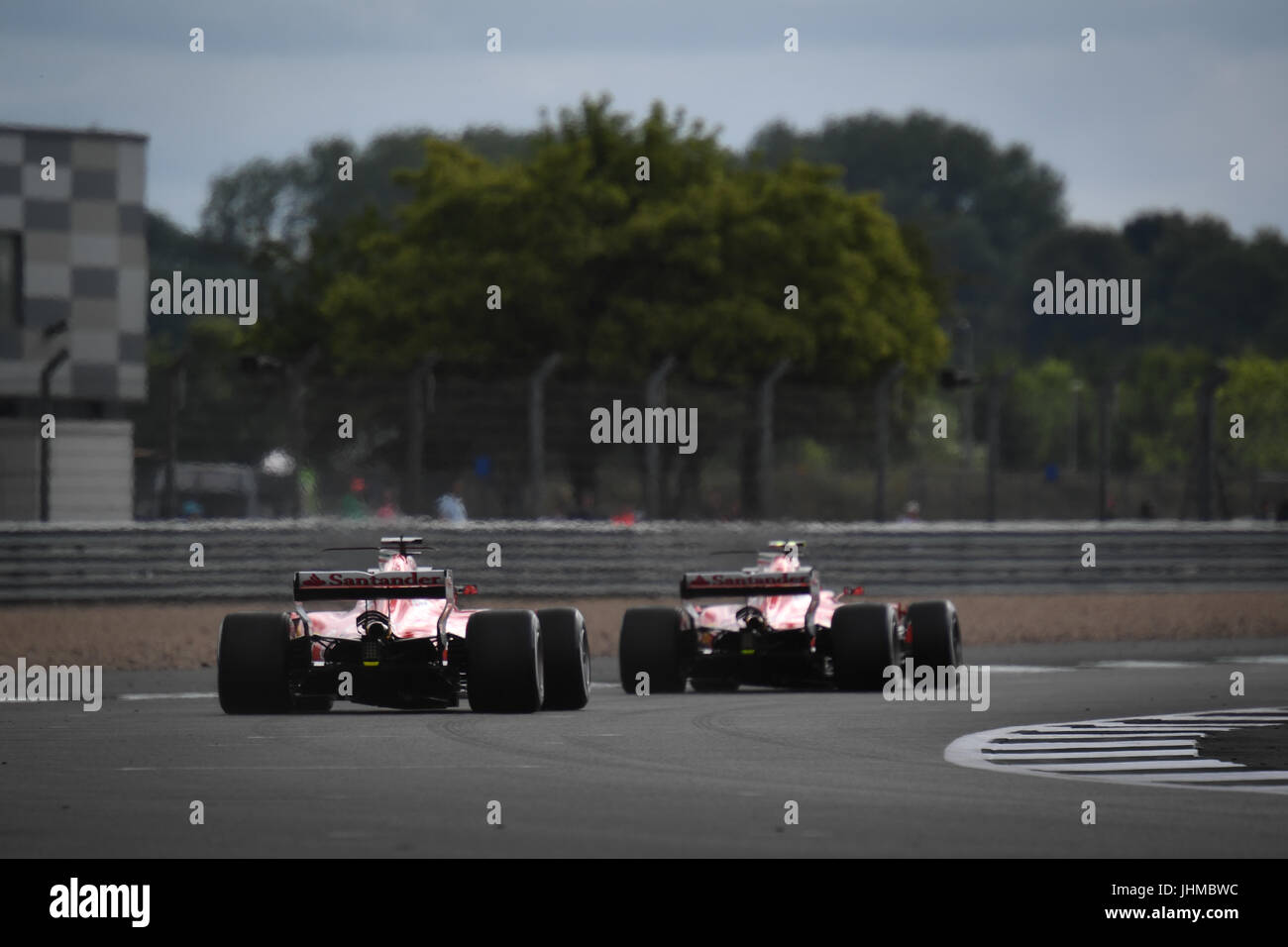 Rennen von Silverstone Circuit, UK. Freitag, 14. Juli 2017. Ferraris nebeneinander auf dem richtigen Weg beim britischen Grand Prix F1. © KEVIN BENNETT/Alamy News Stockfoto