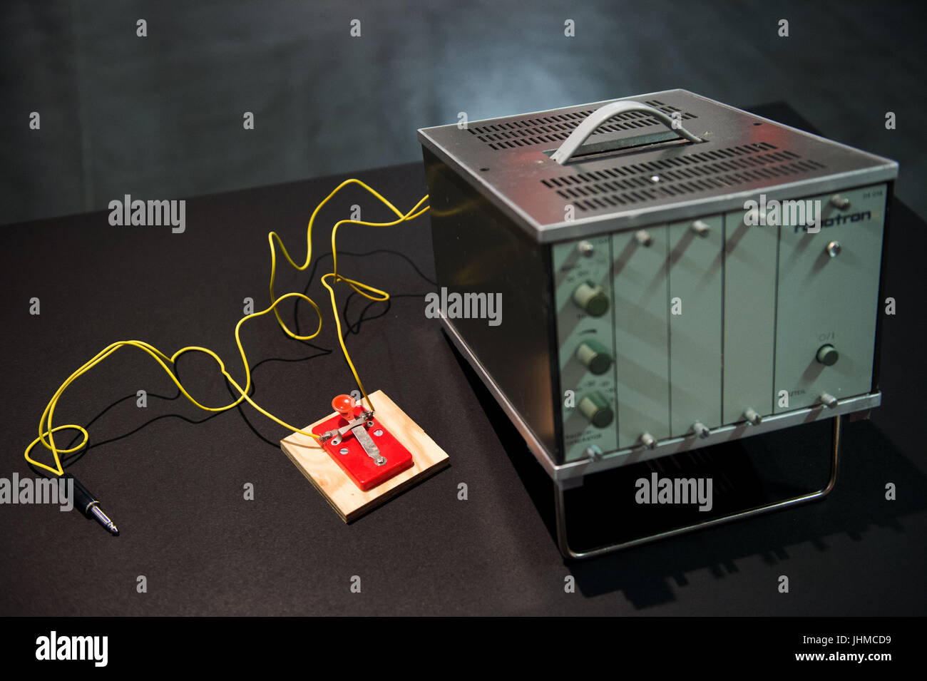 Dresden, Deutschland. 14. Juli 2017. Eine 2014 Nachbildung einer "Noise-Generator" vom VEB Robotron im Bild in der Ausstellung "Genie Dilletantes. Subkultur der 80er Jahre in Ost- und Westdeutschland "in der Albertinium in Dresden, Deutschland, 14. Juli 2017. Die Ausstellung kann in der staatlichen Kunstsammlung Dresden zwischen 15. Juli und 19. November 2017 besichtigt werden. Foto: Arno Burgi/Dpa-Zentralbild/Dpa/Alamy Live-Nachrichten Stockfoto