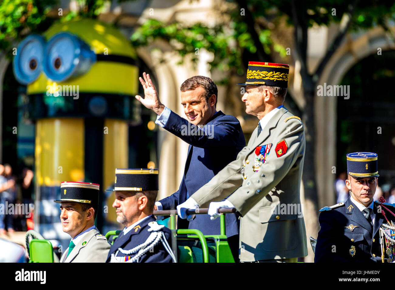 Paris, Frankreich. 14 Maschinenbautag 17. Der französische Präsident Emmanuel Macron inspiziert die Truppen am Nationalfeiertag. Bildnachweis: Samantha Ohlsen/Alamy Live-Nachrichten Stockfoto