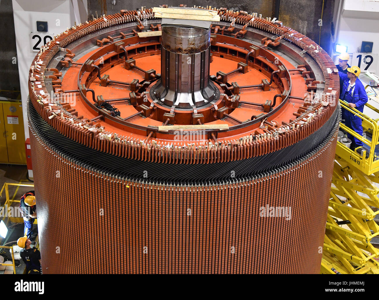 Der Generator Rotor eine asynchrone motor-Generator wird in der  Maschinenkaverne des Pumpspeicher-Kraftwerks in Goldisthal, Deutschland,  14. Juli 2017 überprüft. Das Wasserkraftwerk wurde vor rund 15 Jahren in  Betrieb genommen und hat eine