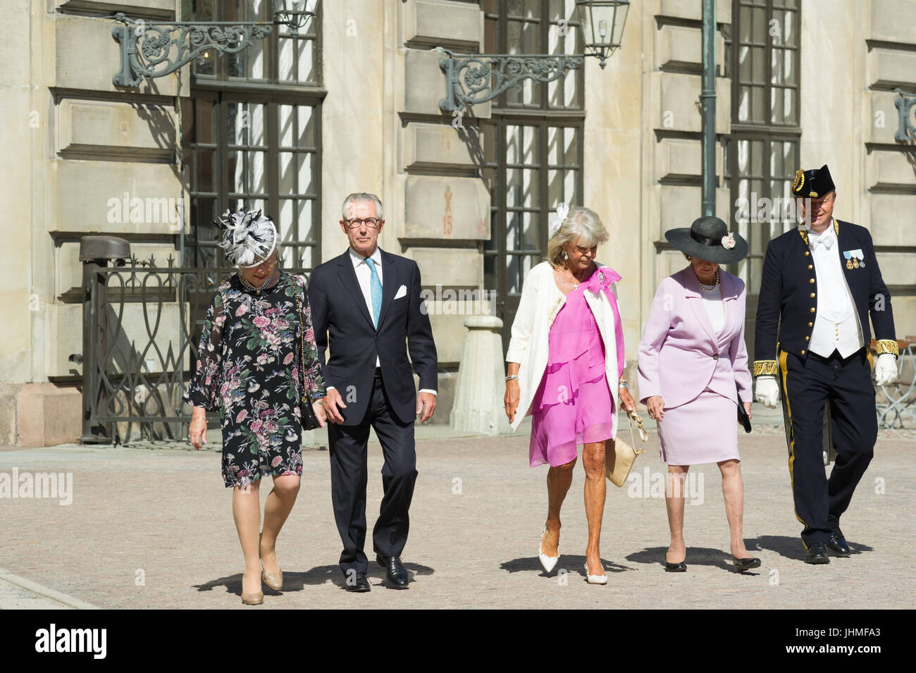 Innenhof, der königliche Palast, Stockholm, Schweden, 14. Juli 2017. Kronprinzessin Victoria von Schweden den 40. Geburtstag wird über einen Zeitraum von zwei Tagen in Stockholm und Öland gefeiert. Am Freitag, 14. Juli beginnt die Feier in Stockholm. Die gesamte schwedische Königsfamilie wird voraussichtlich bei den Feierlichkeiten an beiden Tagen. Prinzessin Christina, Frau Magnuson mit Ehemann Tord Magnuson. Prinzessin Birgitta und Prinzessin Désirée. Bildnachweis: Barbro Bergfeldt/Alamy Live-Nachrichten Stockfoto