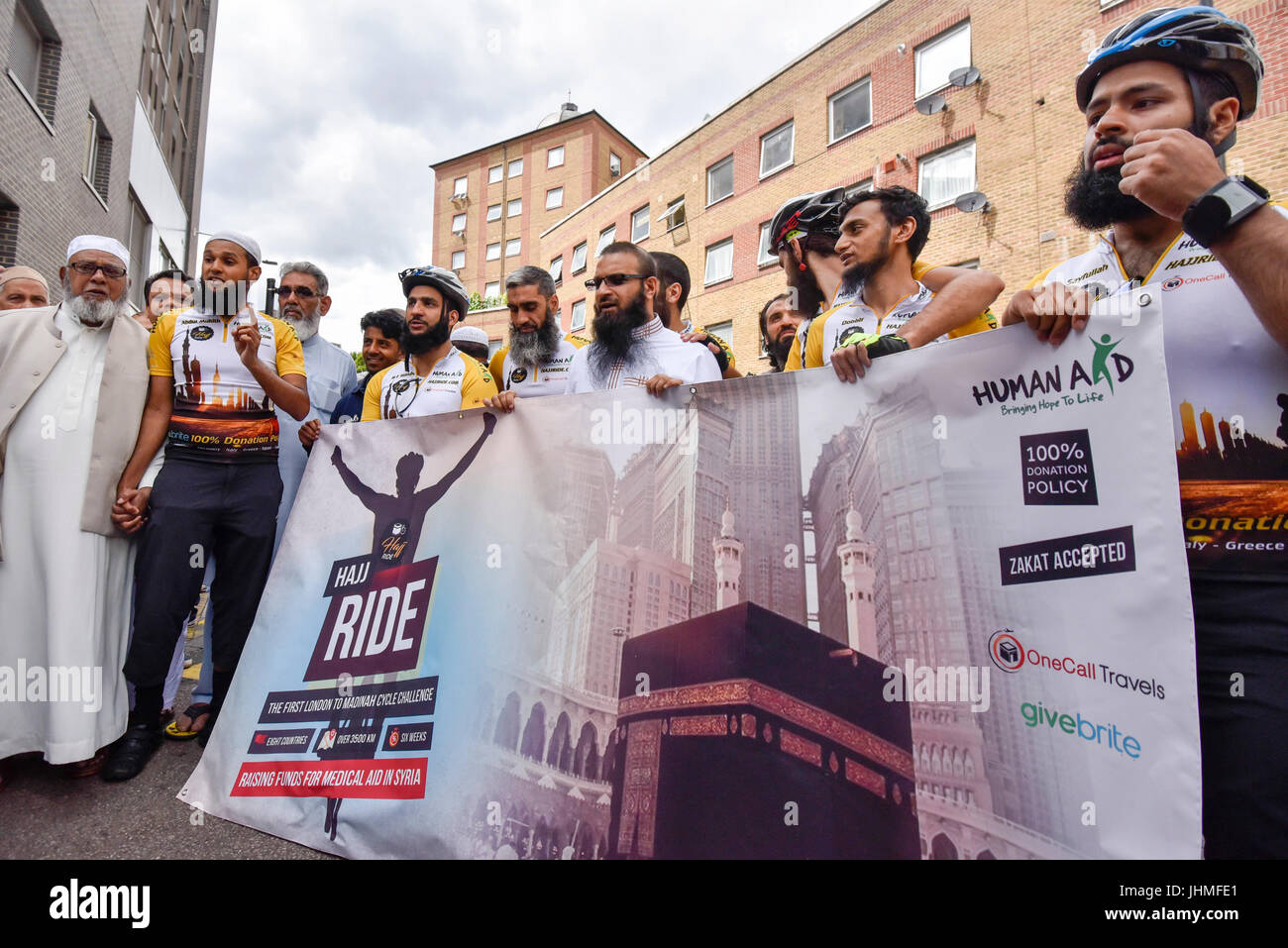 London, UK.  14. Juli 2017.  Muslimische Radfahrer sammeln an der East London Moschee in Whitechapel, auf die "Hadsch-Ride", das erste Charity-Zyklus Fahrt von London nach Medina in Saudi-Arabien.  3, 500km, 6 Wochen fahren wird durch 8 Länder, die Beschaffung von Mitteln für medizinische Hilfe in Syrien übergeben.  Beabsichtigt, Meister, Radfahren in der muslimischen Gesellschaft, soll die Fahrt auch eine der fünf Säulen des Islam, wobei die Hajj Pilgerreise nach Mekka zu befriedigen. Bildnachweis: Stephen Chung / Alamy Live News Stockfoto