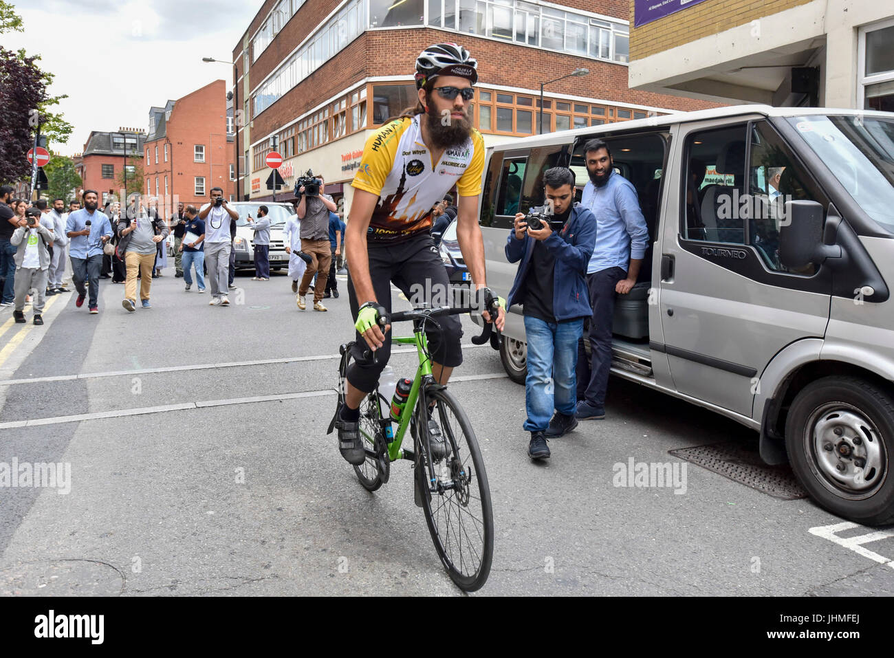 London, UK.  14. Juli 2017.  Muslimische Radfahrer fahren von East London Mosque in Whitechapel unterwegs"Hadsch", die erste jemals Liebe Zyklus Fahrt von London nach Medina in Saudi-Arabien.  3, 500km, 6 Wochen fahren wird durch 8 Länder, die Beschaffung von Mitteln für medizinische Hilfe in Syrien übergeben.  Beabsichtigt, Meister, Radfahren in der muslimischen Gesellschaft, soll die Fahrt auch eine der fünf Säulen des Islam, wobei die Hajj Pilgerreise nach Mekka zu befriedigen. Bildnachweis: Stephen Chung / Alamy Live News Stockfoto