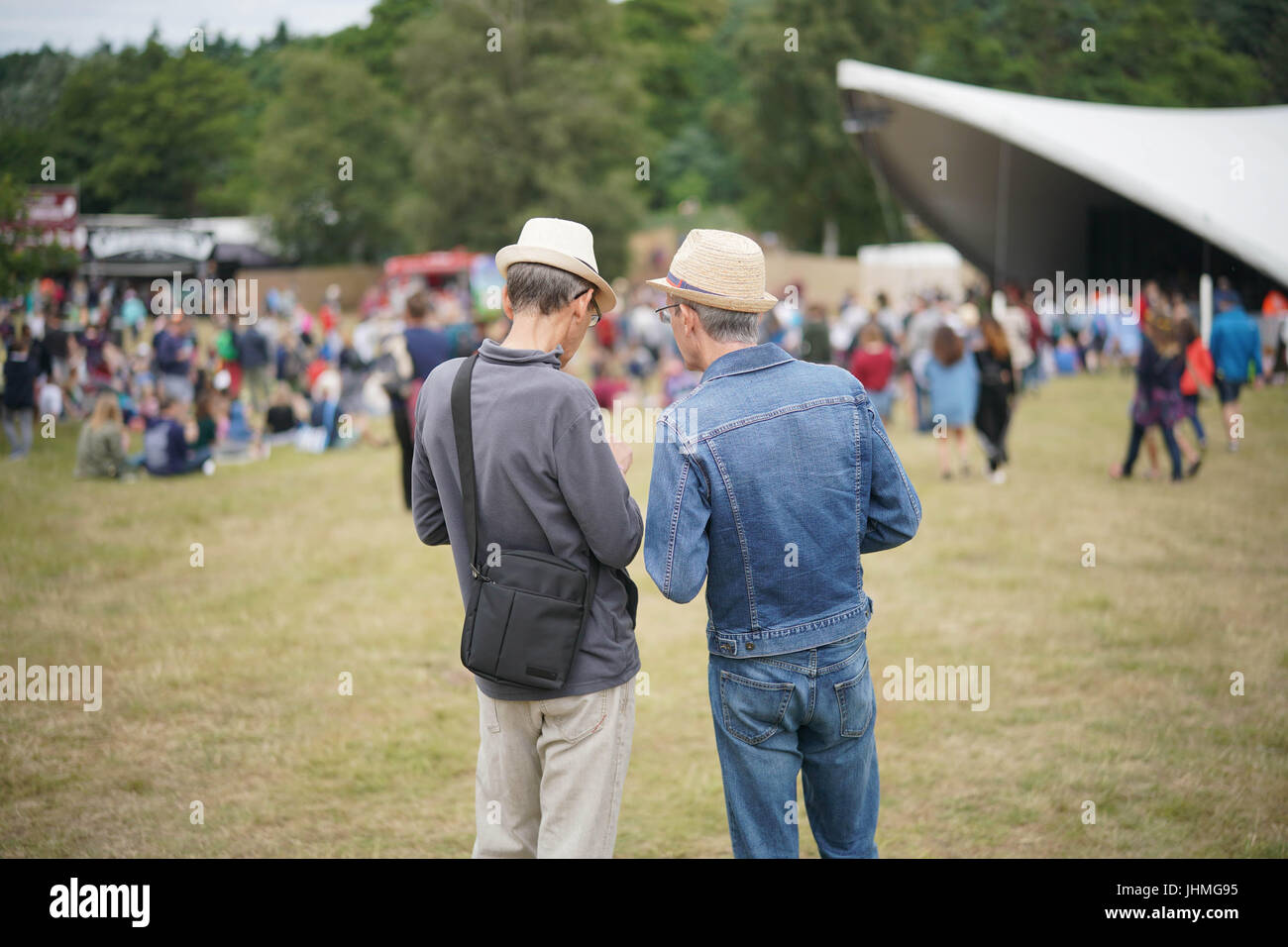 Henham Park, Suffolk, UK. 14. Juli 2017. Festivalbesucher am Tag 2 (Freitag) um das Jahr 2017 Latitude Festival Henham Park, Southwold in Suffolk. Foto: Freitag, 14. Juli 2017. Bildnachweis sollte lauten: Roger Garfield/Alamy Live News. Stockfoto