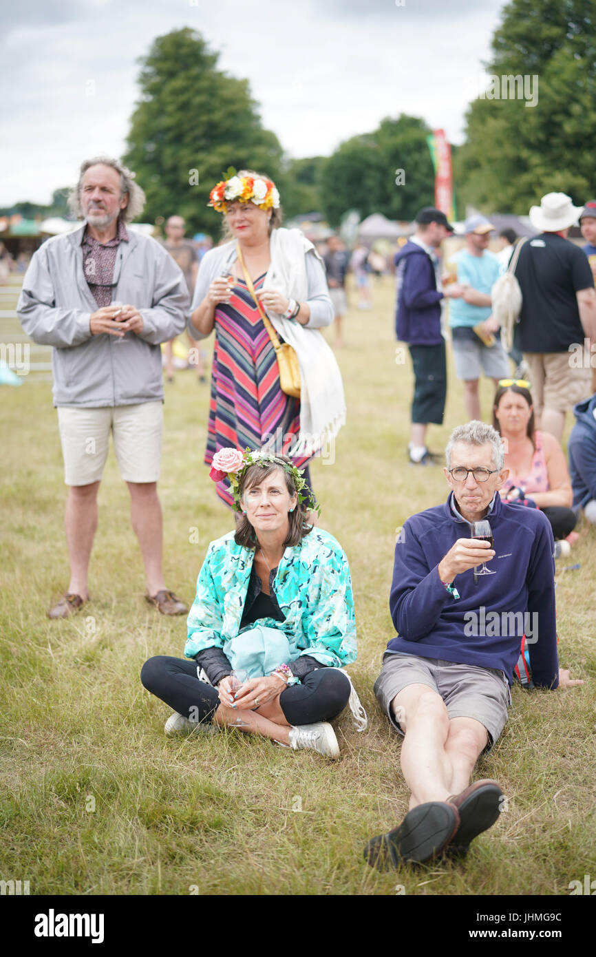 Henham Park, Suffolk, UK. 14. Juli 2017. Festivalbesucher am Tag 2 (Freitag) um das Jahr 2017 Latitude Festival Henham Park, Southwold in Suffolk. Foto: Freitag, 14. Juli 2017. Bildnachweis sollte lauten: Roger Garfield/Alamy Live News. Stockfoto