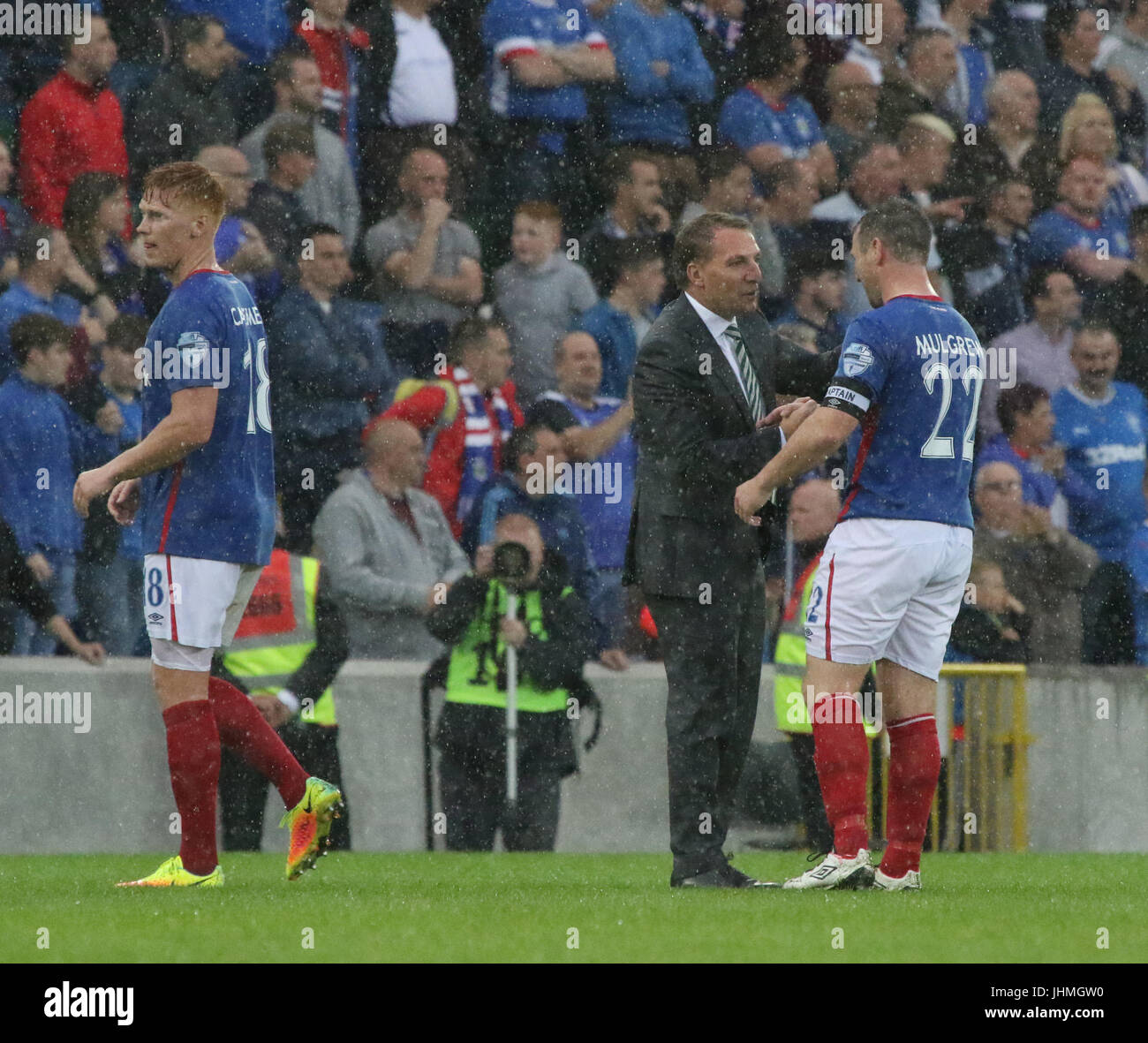 Windsor Park, Belfast, UK. 14. Juli 2017. Linfield V Celtic (UEFA CL QR2 1. Bein). Keltische Chef Brendan Rodgers schüttelte die Hand und sprach mit einer Reihe von Linfield Spielern auf dem Schlusspfiff einschließlich Linfield Kapitän Jamie Mulgrew.Credit:CAZIMB/Alamy Live News. Stockfoto