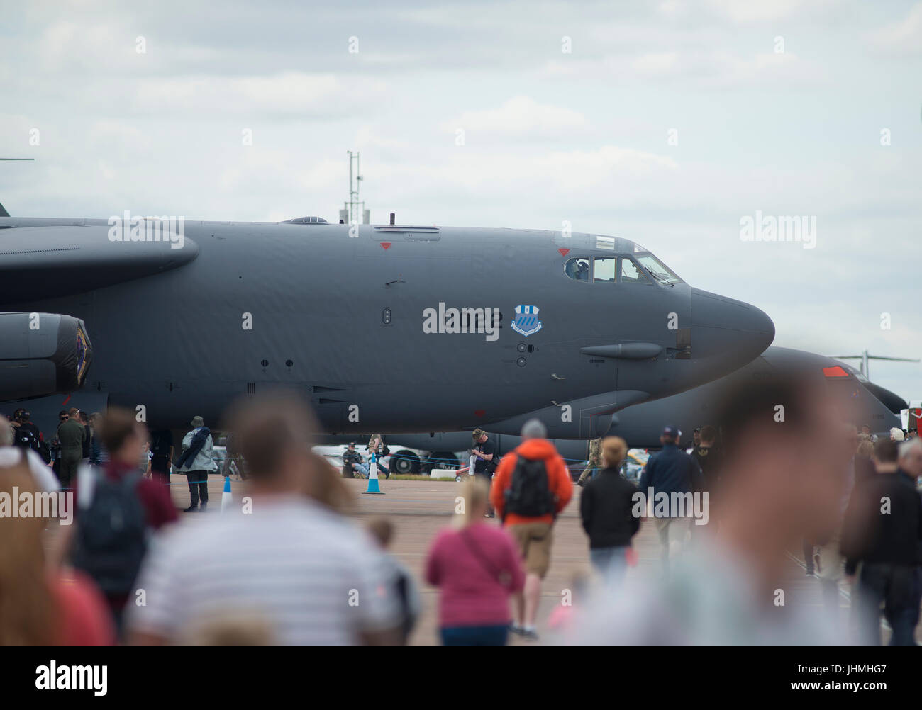 RAF Fairford, Gloucestershire, UK. 14. Juli 2017. Ersten Tag des Royal International Air Tattoo (RIAT), eines der weltweit größten Airshows. Flugvorführungen sind die Luftschlacht um England Flug und USAF Flugzeug zum 70. Jubiläum ihres Dienstes, einschließlich einer Boeing B - 52H Stratofortress vom 307th Bomber Flügel in Louisiana. Bildnachweis: Malcolm Park / Alamy Live News. Stockfoto