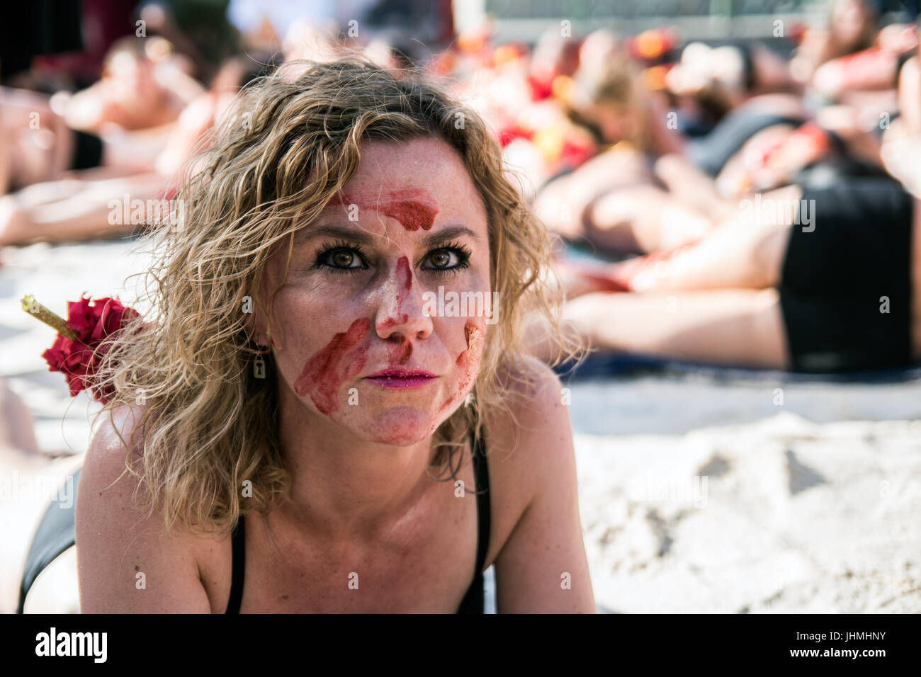 Madrid, Spanien. 14. Juli 2017. Ein Aktivist mit ihrem Gesicht gemalt mit Kunstblut protestieren gegen den Stierkampf und tierische Folter, in Madrid, Spanien. Bildnachweis: Marcos del Mazo/Alamy Live-Nachrichten Stockfoto