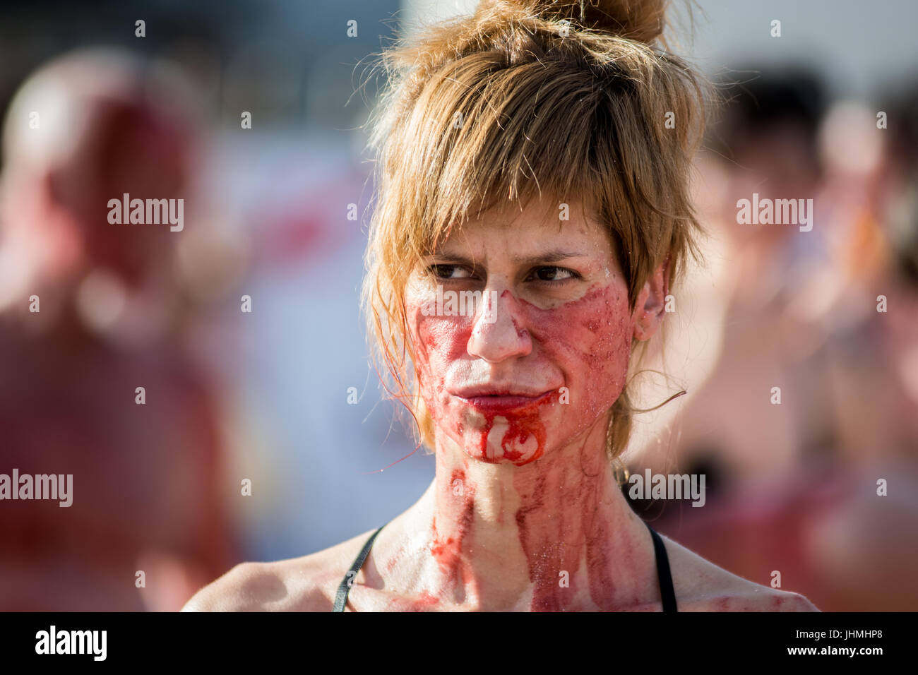 Madrid, Spanien. 14. Juli 2017. Ein Aktivist mit ihrem Gesicht gemalt mit Kunstblut protestieren gegen den Stierkampf und tierische Folter, in Madrid, Spanien. Bildnachweis: Marcos del Mazo/Alamy Live-Nachrichten Stockfoto