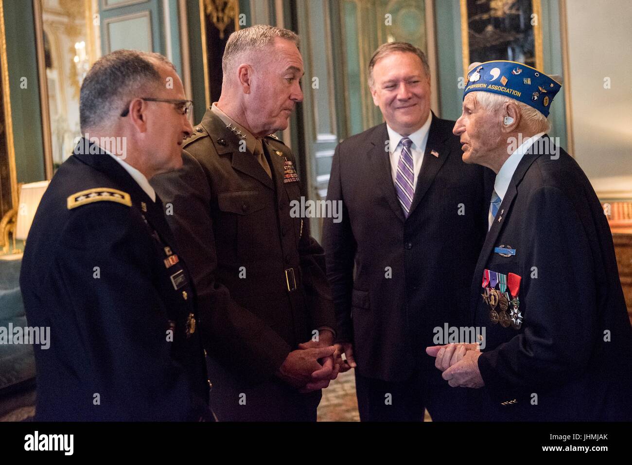 US Vorsitzender der Joint Chiefs General Joseph Dunford, links, plaudert mit einem Veteranen des zweiten Weltkriegs vor dem Start einer Zeremonie an der US-Botschaft mit US-Präsident Donald Trump 13. Juli 2017 in Paris, Frankreich. Die erste Familie ist in Paris zum Gedenken an den 100. Jahrestag der US-Gesundheitsbehörde Einstieg in Weltkrieg und Bastille-Tag zu besuchen. Stockfoto