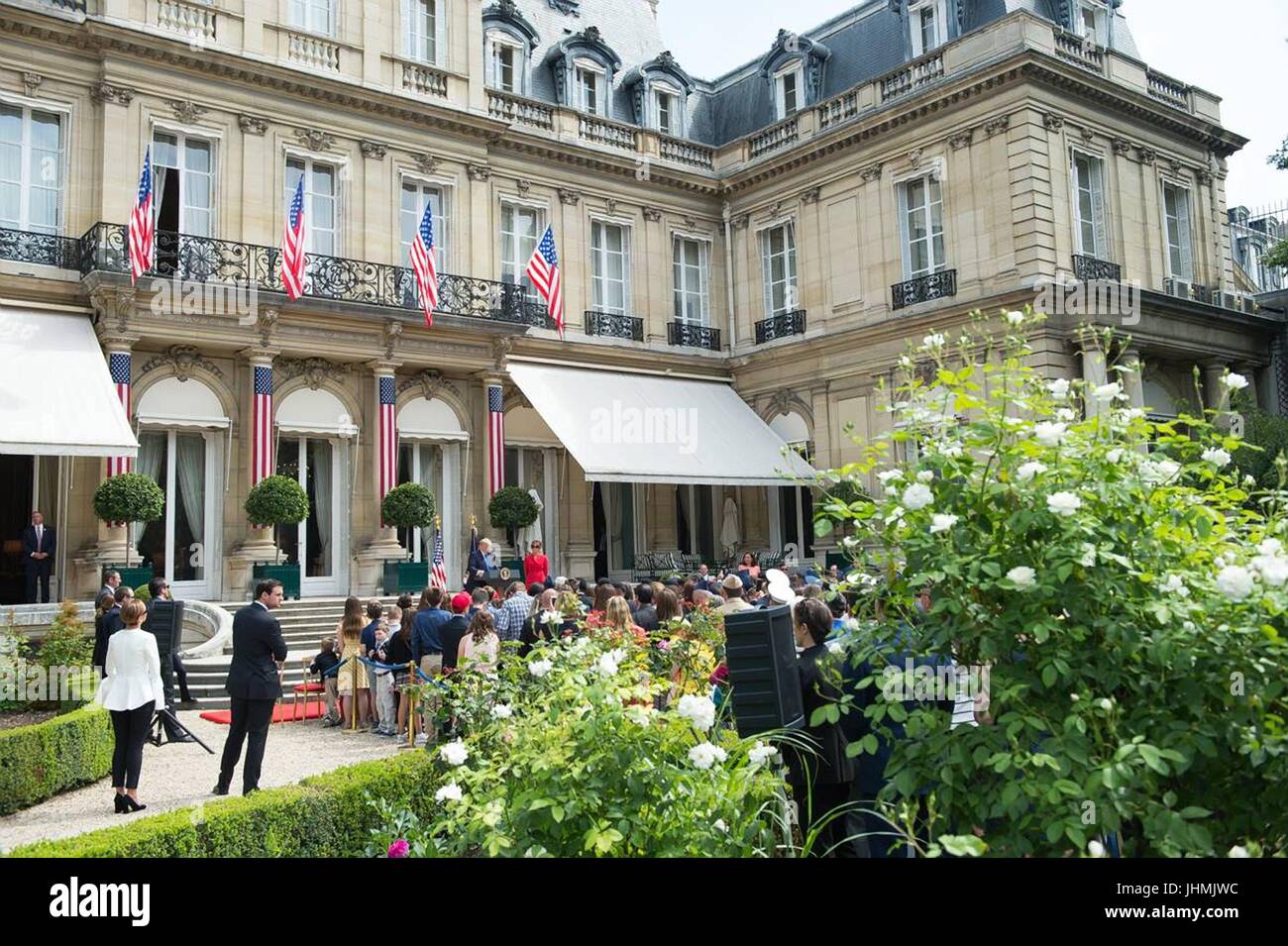 US-Präsident Donald Trump und First Lady Melania Trump während einer Veranstaltung zu Ehren Veteranen in der US-Botschafter-Residenz 13. Juli 2017 in Paris, Frankreich. Die erste Familie ist in Paris zum Gedenken an den 100. Jahrestag der US-Gesundheitsbehörde Einstieg in Weltkrieg und Bastille-Tag feiern zu besuchen. Stockfoto