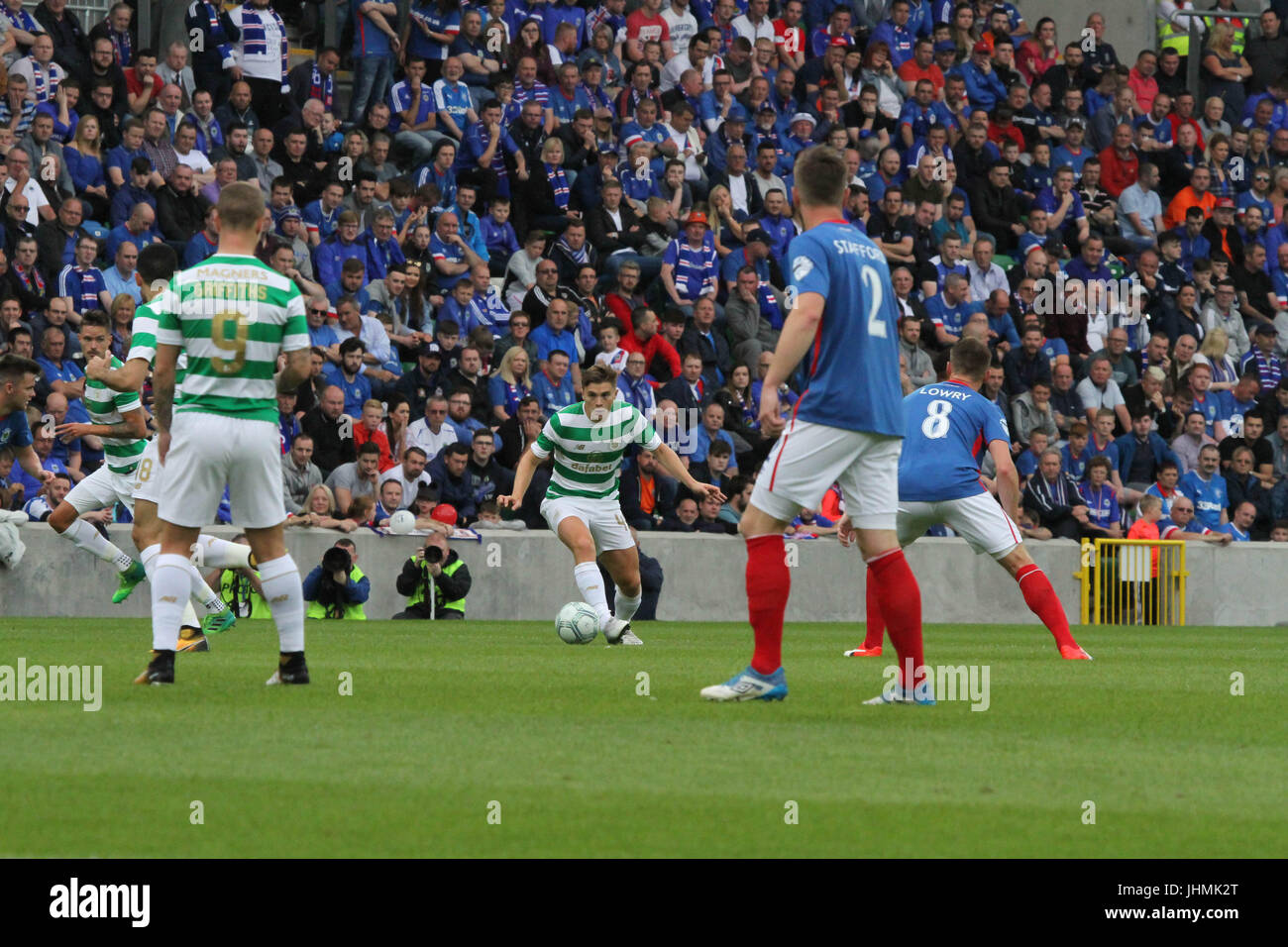 Windsor Park, Belfast, UK. 14. Juli 2017. Linfield V Celtic (UEFA CL QR2 1. Bein). Celtic James Forrest am ball. Credit: CAZIMB / Alamy Live News. Stockfoto