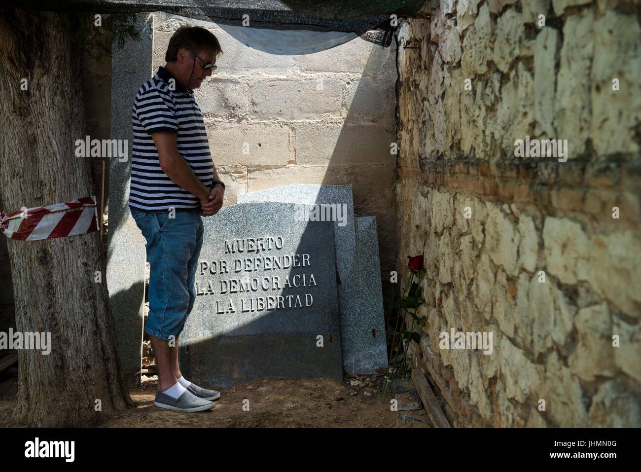 Guadalajara, Spanien. 25. Mai 2017. Ehrung der Mitglieder des norwegischen Elektriker Union für die Opfer. Mai 2017. Exhumierung von Timoteo Mendieta in Guadalajara.Timoteo Mendieta Alcala erfolgte gegen Guadalajara die Friedhofsmauer am 16. November 1939, eines eine geschätzte 822 Hinrichtungen auf dem Friedhof von 1939 bis 1944 durchgeführt. Der Vater von sieben war der lokale Führer der sozialistischen UGT-Union in das Dorf Sacedon, wo er als Metzger gearbeitet hatte. Während der Franco-Ära seiner Familie haben nicht wagen zu bitten, seine sterblichen Überreste aus dem Grab, in dem er entfernt haben und 21 andere Stockfoto
