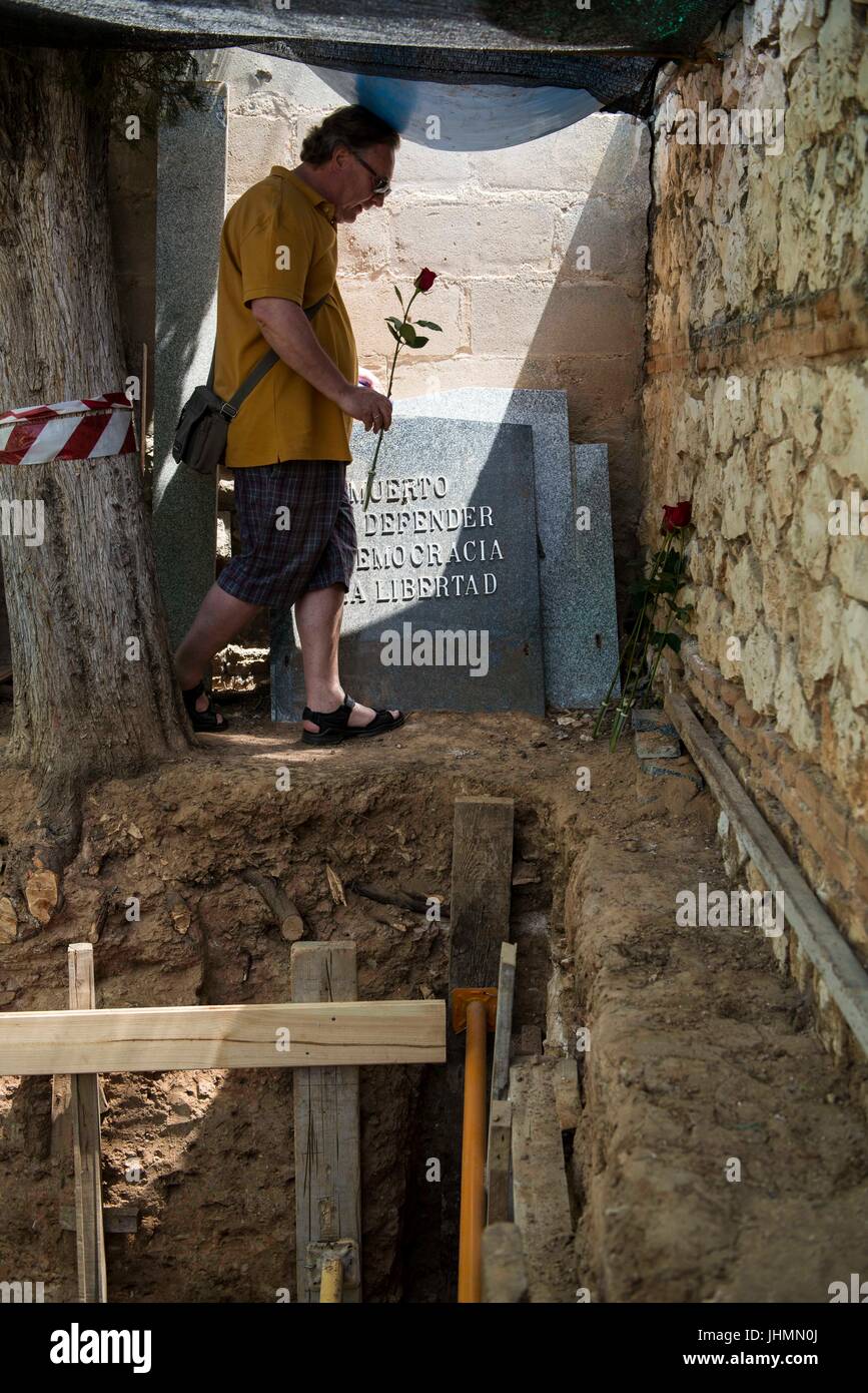 Guadalajara, Spanien. 25. Mai 2017. Ehrung der Mitglieder des norwegischen Elektriker Union für die Opfer. Mai 2017. Exhumierung von Timoteo Mendieta in Guadalajara.Timoteo Mendieta Alcala erfolgte gegen Guadalajara die Friedhofsmauer am 16. November 1939, eines eine geschätzte 822 Hinrichtungen auf dem Friedhof von 1939 bis 1944 durchgeführt. Der Vater von sieben war der lokale Führer der sozialistischen UGT-Union in das Dorf Sacedon, wo er als Metzger gearbeitet hatte. Während der Franco-Ära seiner Familie haben nicht wagen zu bitten, seine sterblichen Überreste aus dem Grab, in dem er entfernt haben und 21 andere Stockfoto