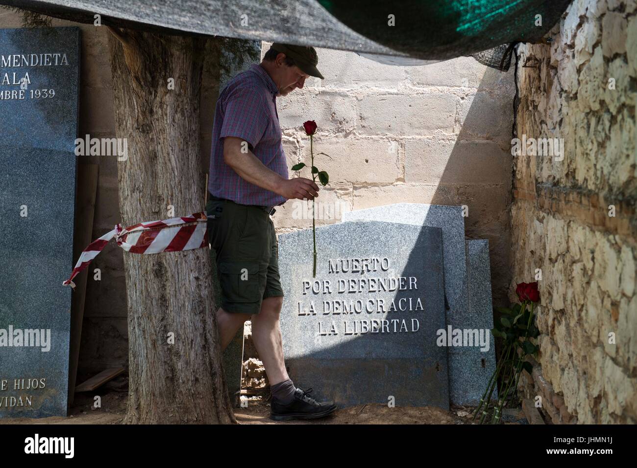 Guadalajara, Spanien. 25. Mai 2017. Ehrung der Mitglieder des norwegischen Elektriker Union für die Opfer. Mai 2017. Exhumierung von Timoteo Mendieta in Guadalajara.Timoteo Mendieta Alcala erfolgte gegen Guadalajara die Friedhofsmauer am 16. November 1939, eines eine geschätzte 822 Hinrichtungen auf dem Friedhof von 1939 bis 1944 durchgeführt. Der Vater von sieben war der lokale Führer der sozialistischen UGT-Union in das Dorf Sacedon, wo er als Metzger gearbeitet hatte. Während der Franco-Ära seiner Familie haben nicht wagen zu bitten, seine sterblichen Überreste aus dem Grab, in dem er entfernt haben und 21 andere Stockfoto