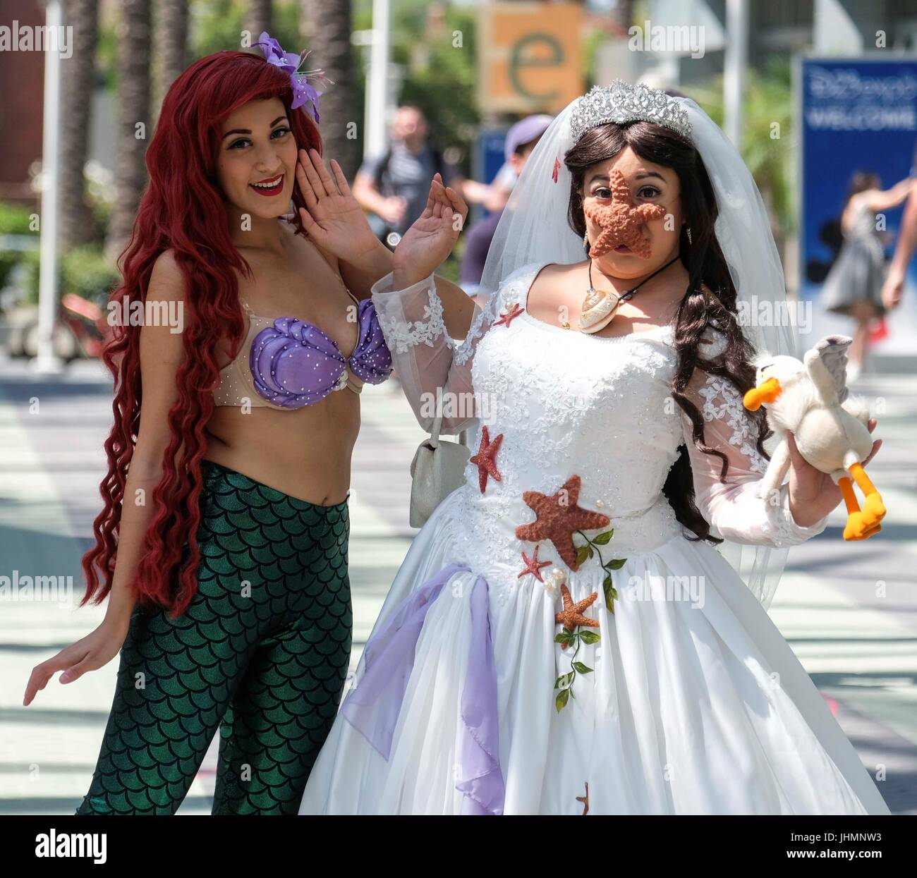 Anaheim, USA. 14. Juli 2017. Cosplayer posieren für Fotos während der D23 Expo-Fan-treffen im Convention Center in Anaheim, Kalifornien, den Vereinigten Staaten am 14. Juli 2017. Bildnachweis: Zhao Hanrong/Xinhua/Alamy Live-Nachrichten Stockfoto