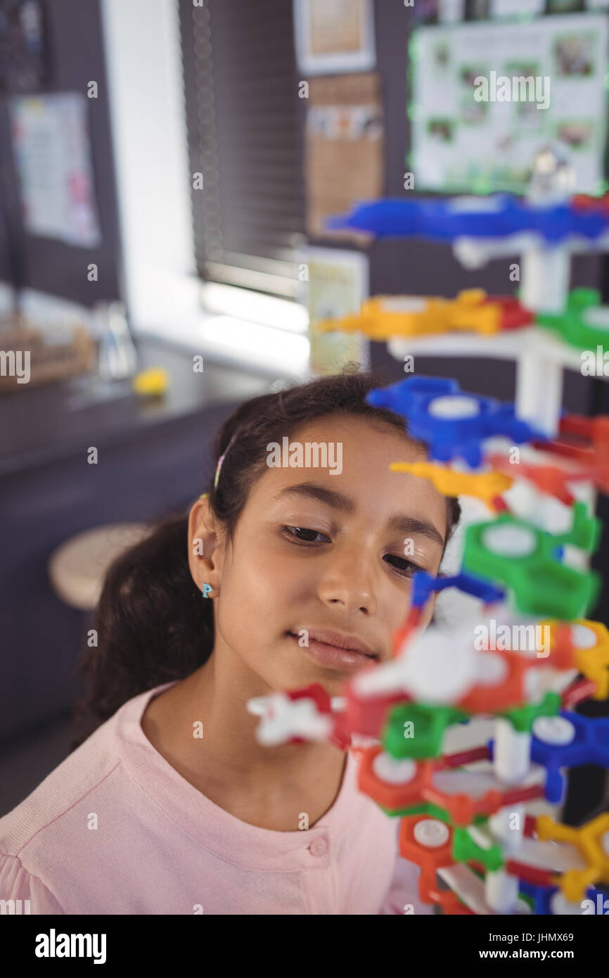 Erhöhte Ansicht der elementaren Student auf der Suche auf das Modell im Klassenzimmer Stockfoto