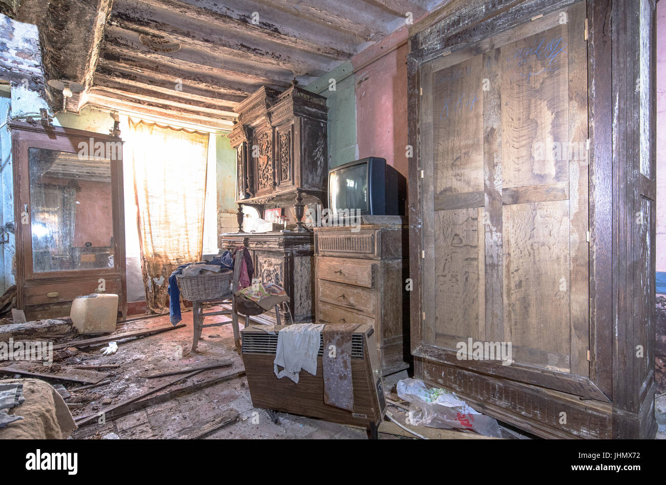 EINDRINGLICHE Bilder bieten einen Einblick in die verlassenen Reste von Hause aus Zug-Fanatiker, jetzt links um zu verrotten. Die unheimliche Bilder zeigen ein großes Schild für Stockfoto
