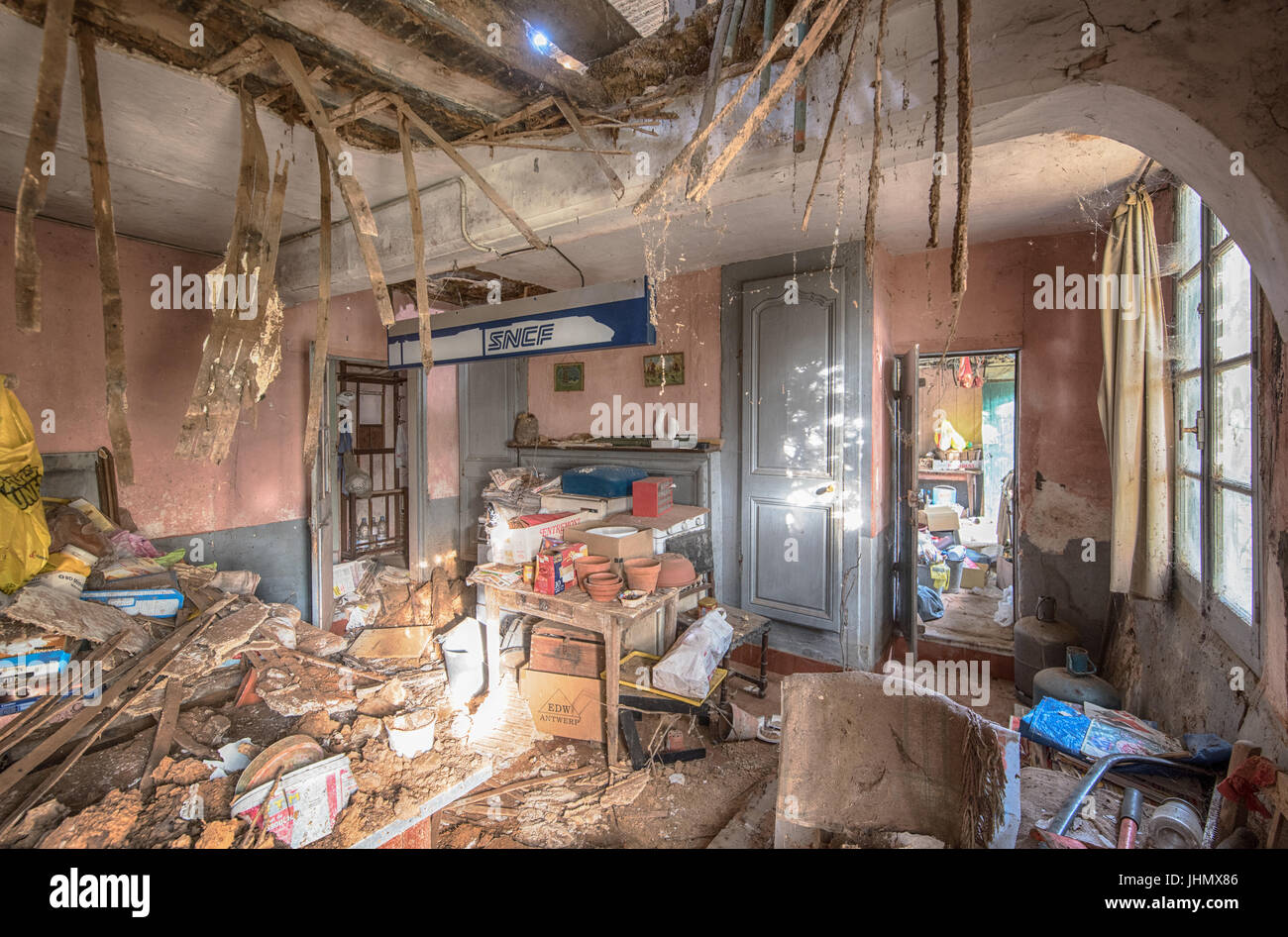 EINDRINGLICHE Bilder bieten einen Einblick in die verlassenen Reste von Hause aus Zug-Fanatiker, jetzt links um zu verrotten. Die unheimliche Bilder zeigen ein großes Schild für Stockfoto