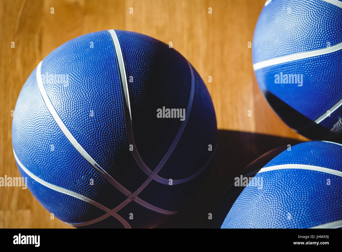 Nahaufnahme eines blauen Basketbälle Erdgeschoss vor Gericht Stockfoto