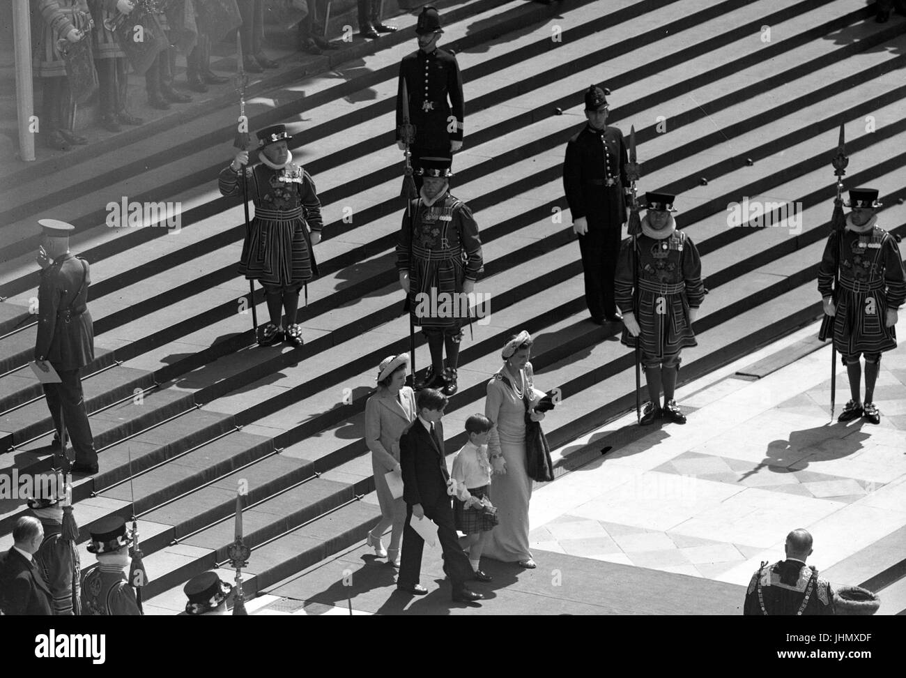 Die Schritte der St Pauls Cathedral sieht der Prinzessin Marina, Duchess of Kent Urlaub mit ihren Kindern nach dem Dankgottesdienst. Yeoman Warders aus dem Tower of London säumen die Schritte. Stockfoto
