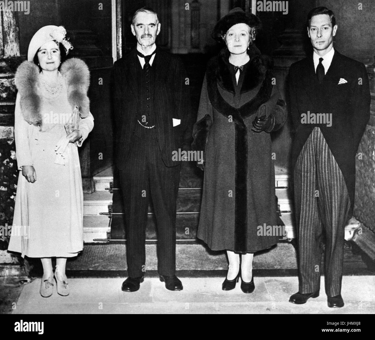 Herr und Frau Neville Chamberlain mit König George VI und Königin Elizabeth im Buckingham-Palast nach Chamberlains München besuchen. Stockfoto