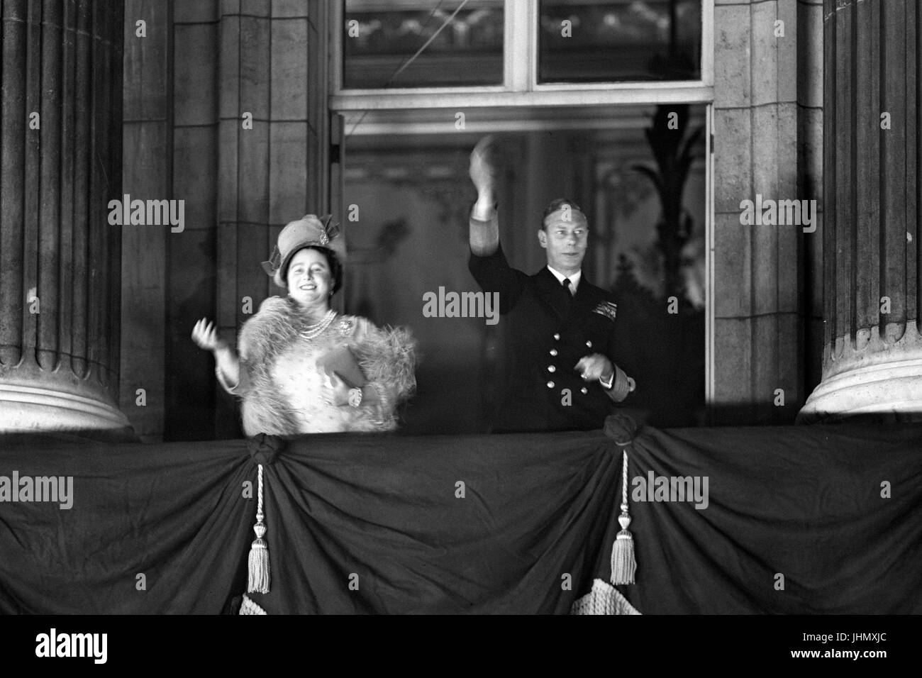 König George VI. und Königin Elizabeth anerkennen die Massen auf dem Balkon des Buckingham Palace. Stockfoto