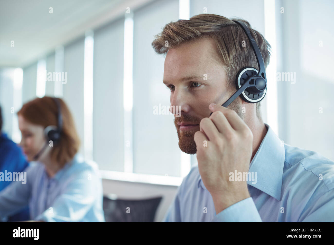 Nahaufnahme von Geschäftsmann mit Kopfhörer an Call-center Stockfoto