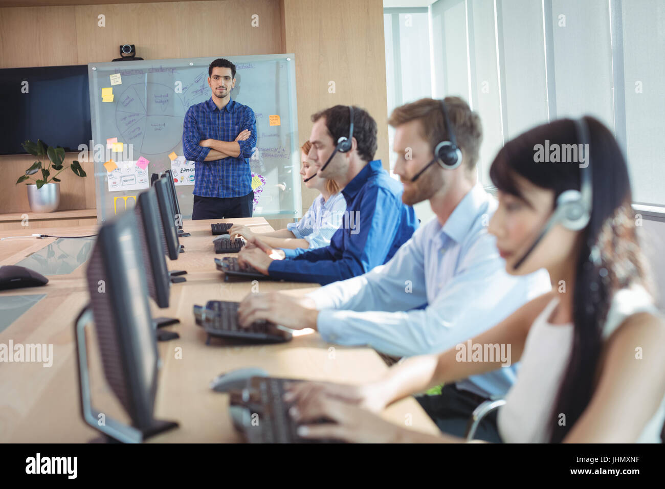 Junge Manager mit Business-Team arbeiten am Schreibtisch im Call-center Stockfoto