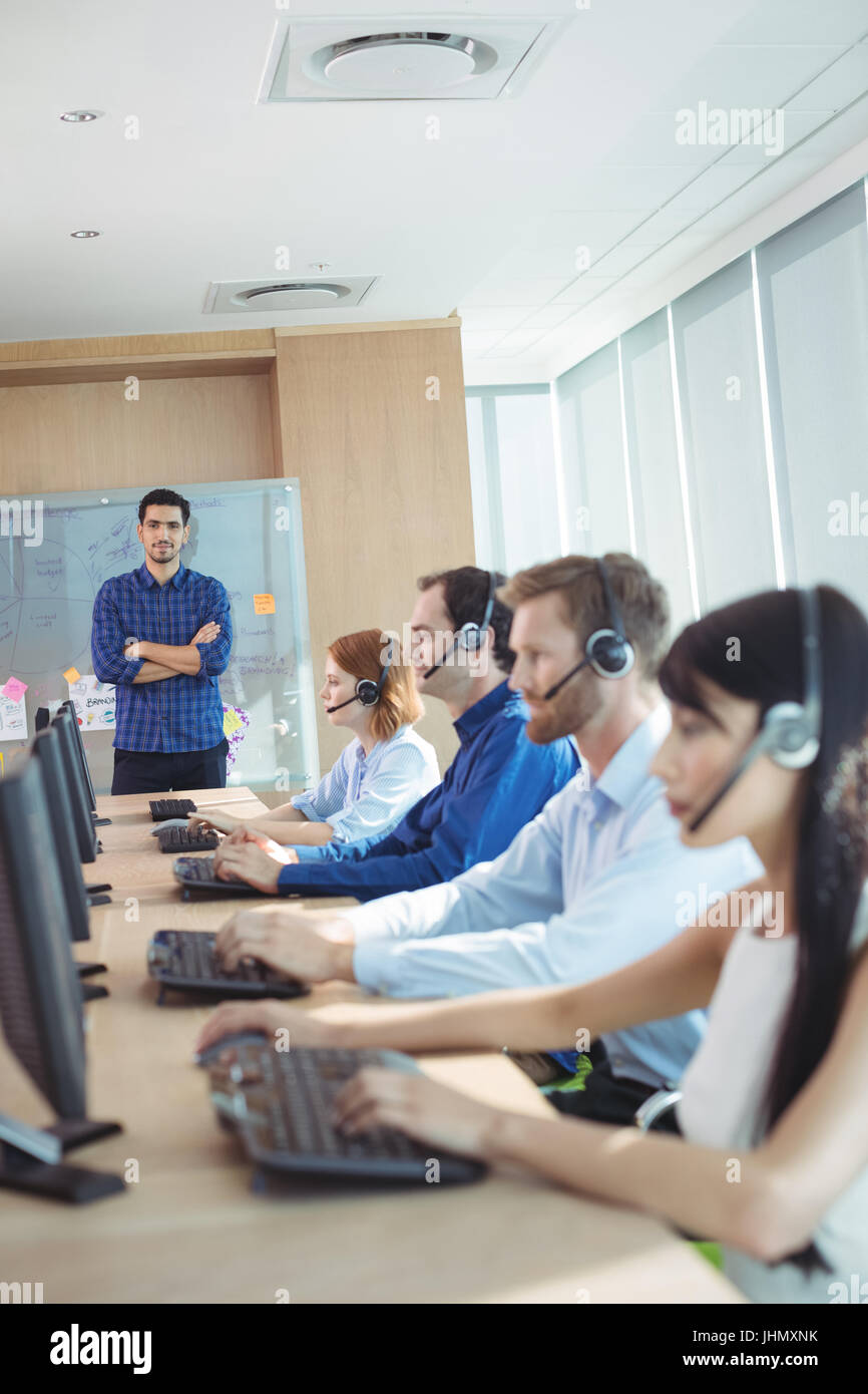 Junge Betreuer mit Business-Team arbeiten am Schreibtisch im Call-center Stockfoto