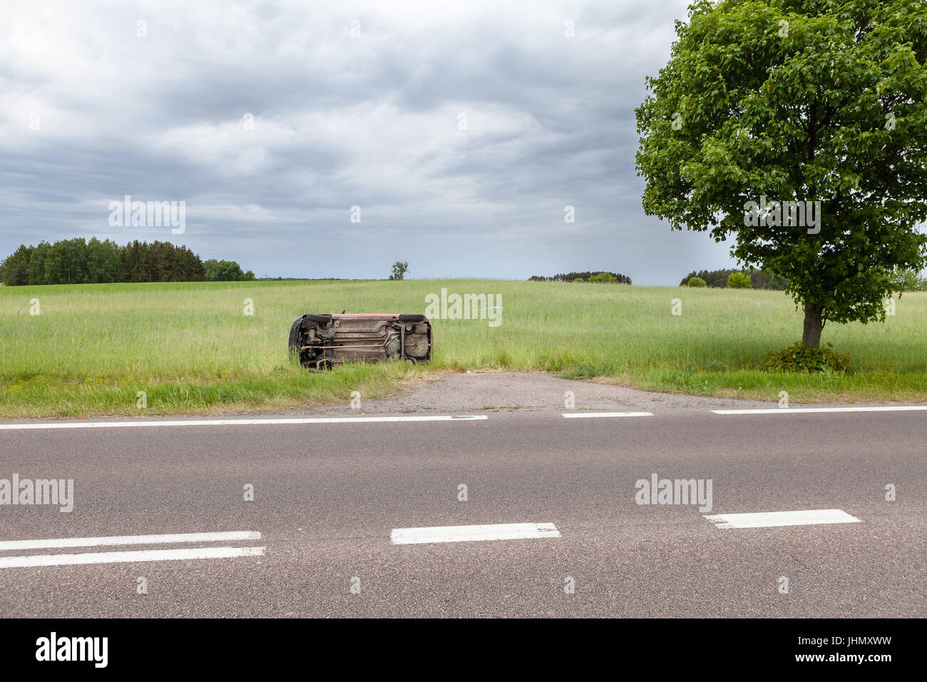 Autowrack liegen auf der Seite in einem Getreidefeld Stockfoto