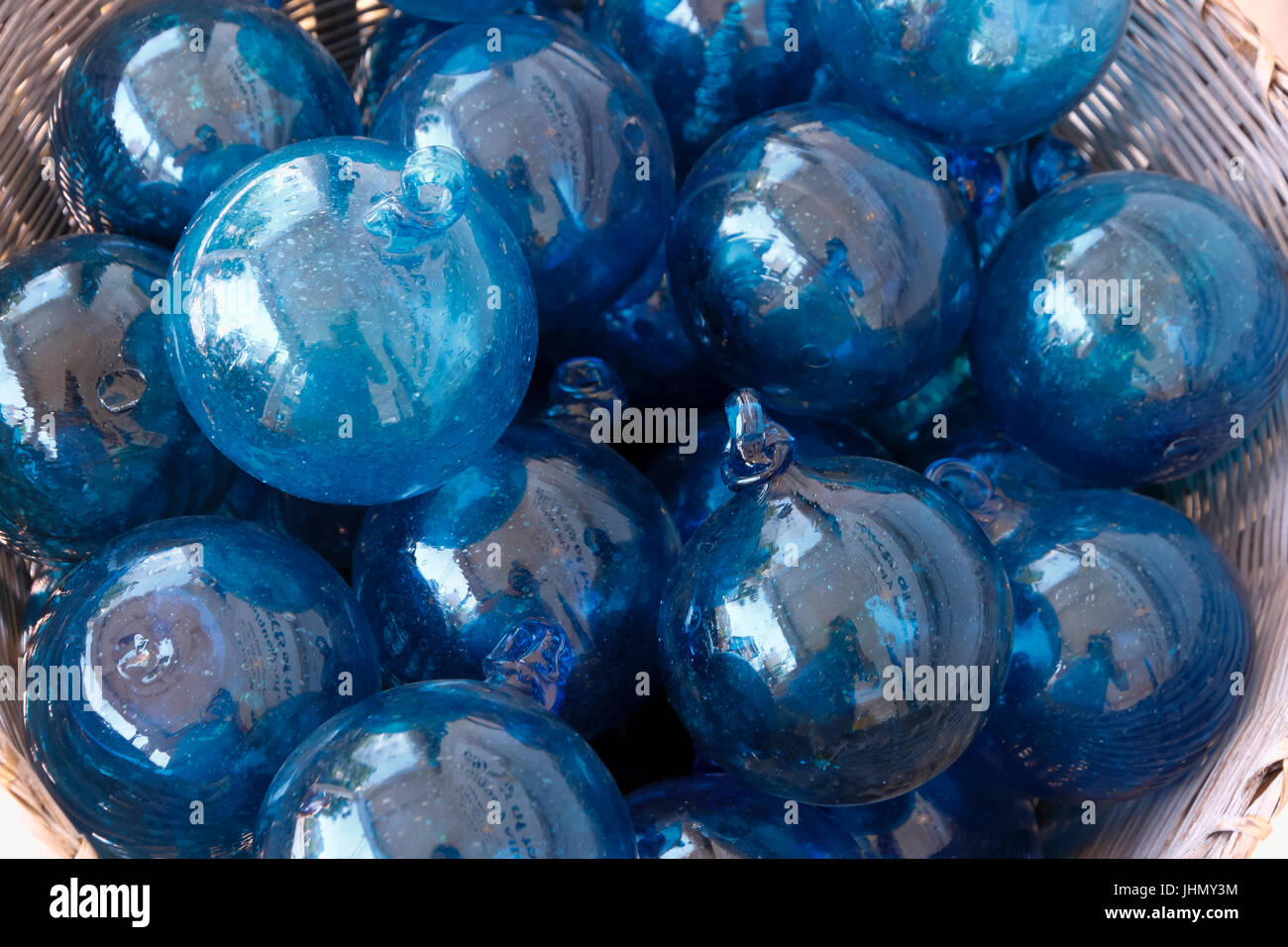 Dekorative Ornament Weihnachtskugeln auf Anzeige in einem Korb. Stockfoto