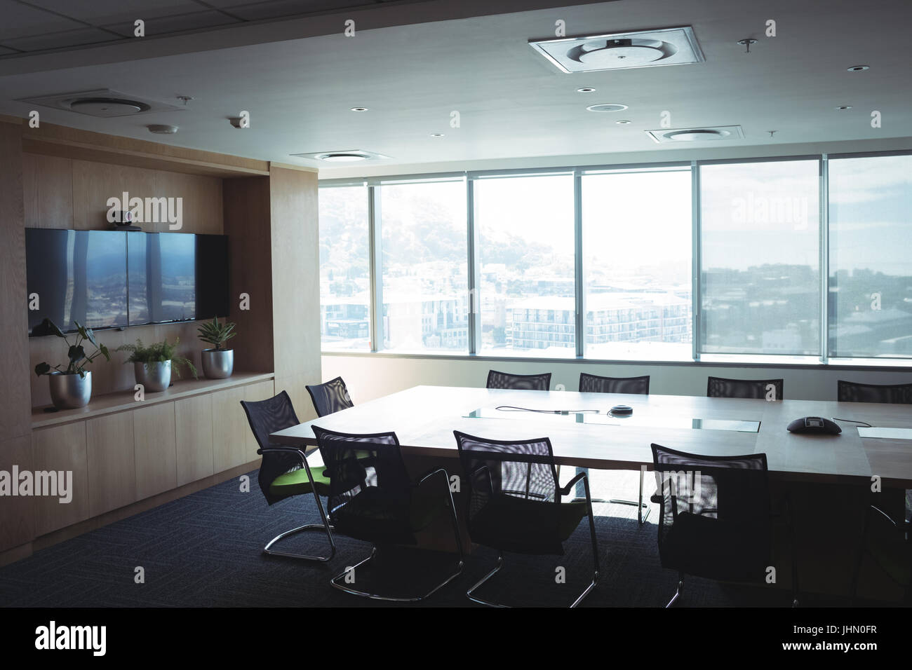 Innere des leeren Sitzungssaal im Büro Stockfoto